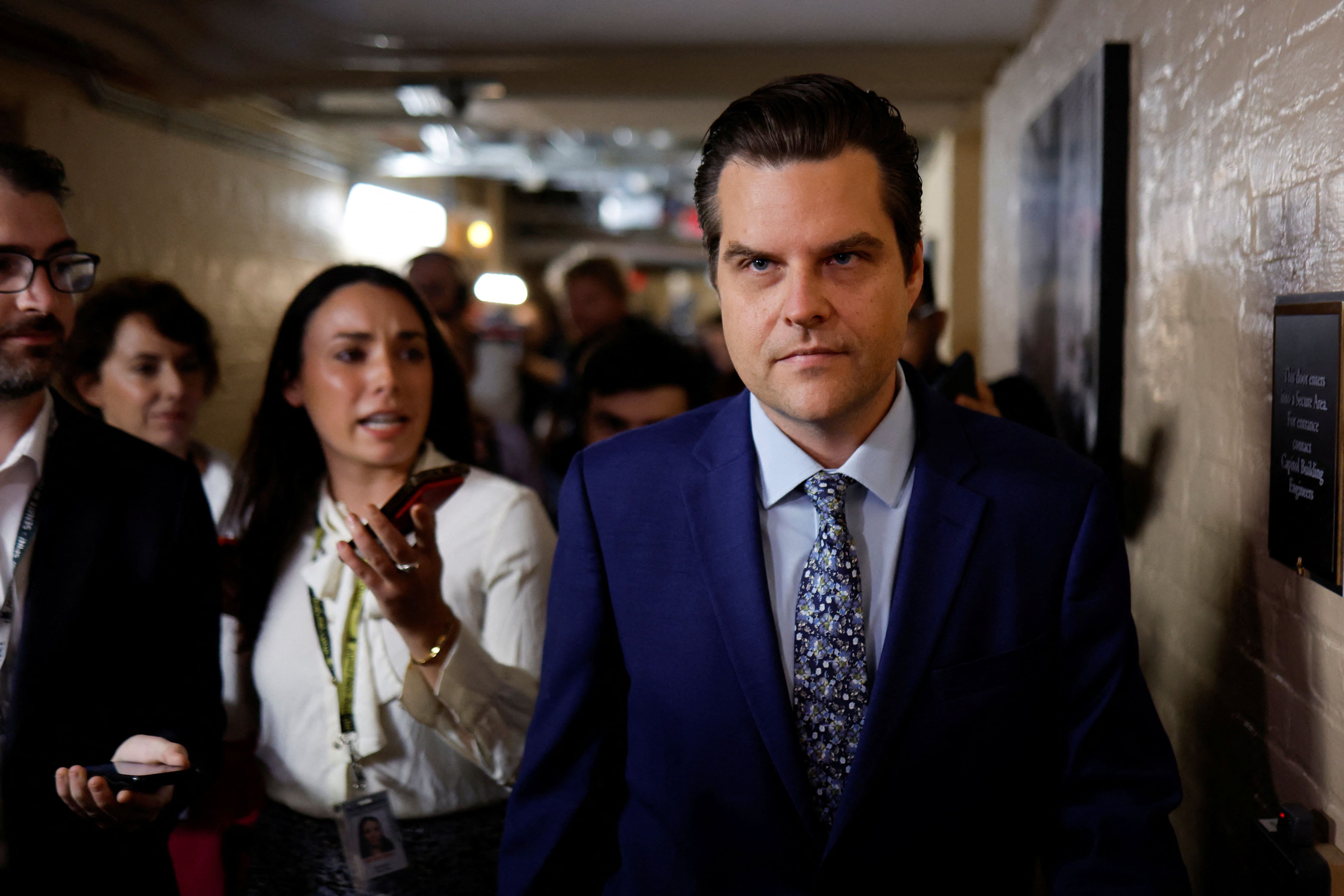 El representante estadounidense Matt Gaetz (R-FL) es seguido por reporteros después de una reunión de la conferencia republicana de la Cámara de Representantes, donde discutieron un intento de Gaetz de derrocar al presidente de la Cámara de Representantes, Kevin McCarthy (R-CA), en el Capitolio de los Estados Unidos en Washington, Estados Unidos, el 3 de octubre. 2023. REUTERS/Jonathan Ernst