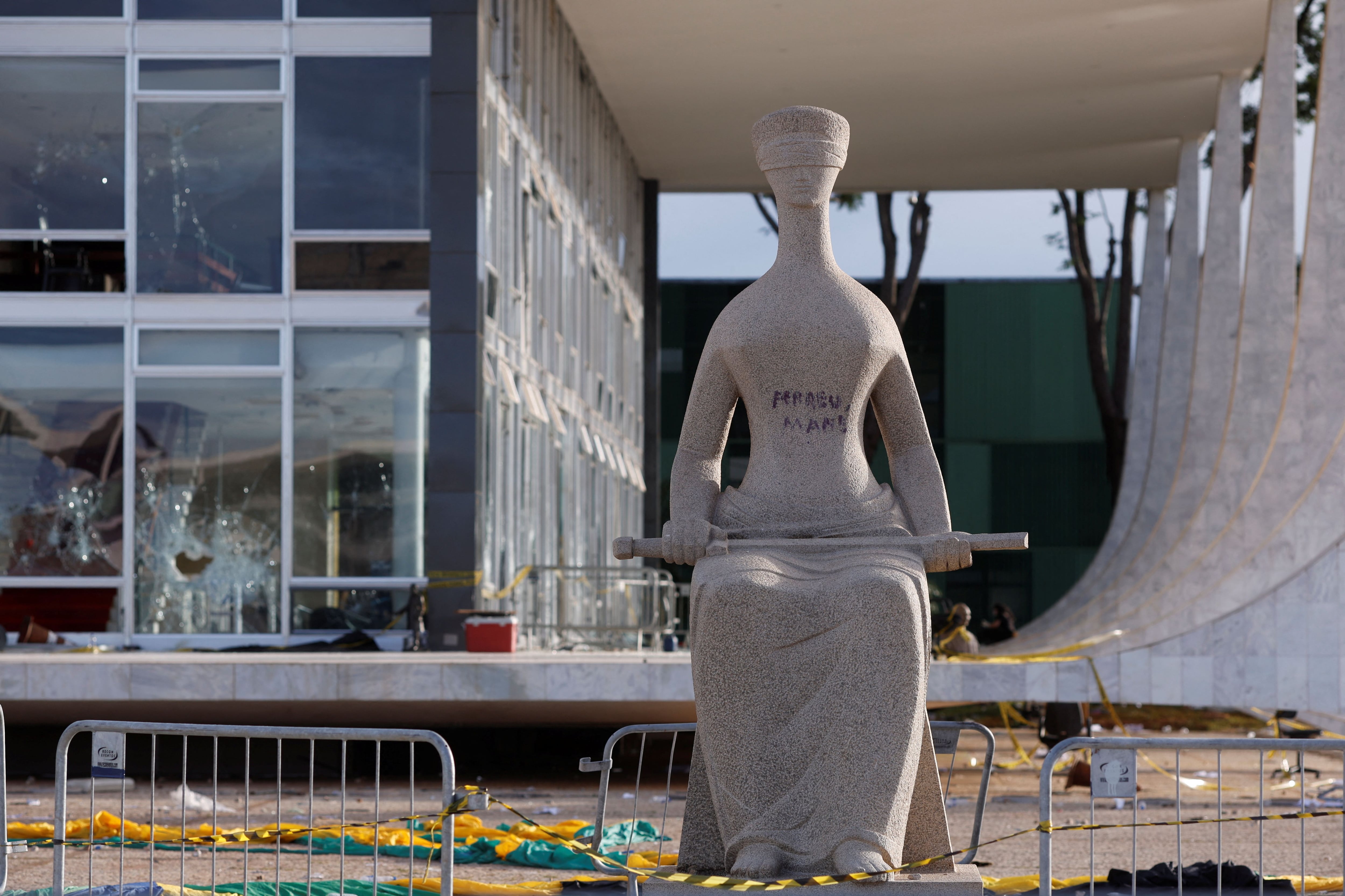 "La Justicia", esculpida en 1961 por el brasileño Alfredo Ceschiatti, se encuentra frente al Supremo Tribunal Federal (REUTERS/Amanda Perobelli)