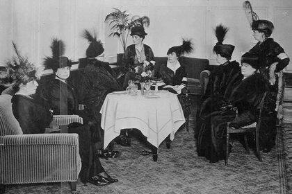 Five o'clock tea en pleno centro porteño. Las damas se daban cita en Harrods para esa ceremonia con impronta británica (Archivo General de la Nación)