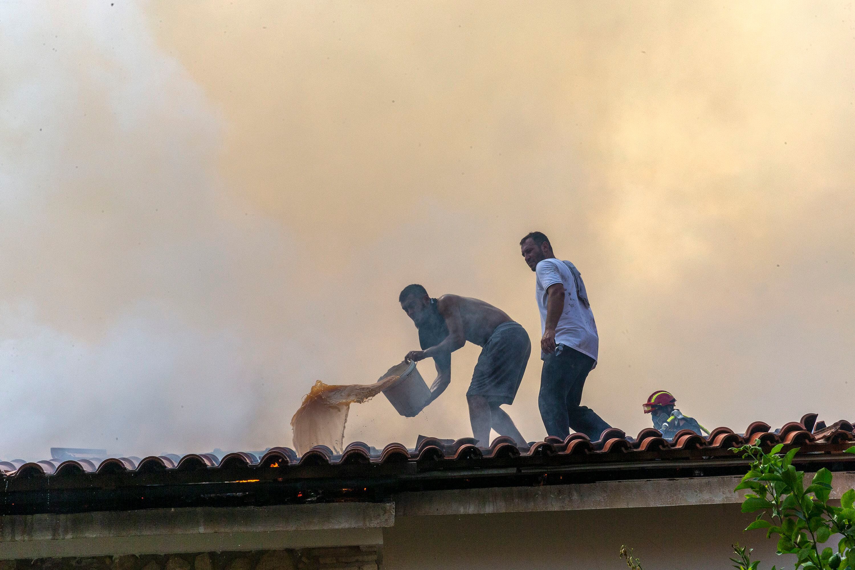 Los voluntarios intentan controlar un incendio forestal cerca de Atenas, Grecia. Europa Press/Contacto/Marios Lolos