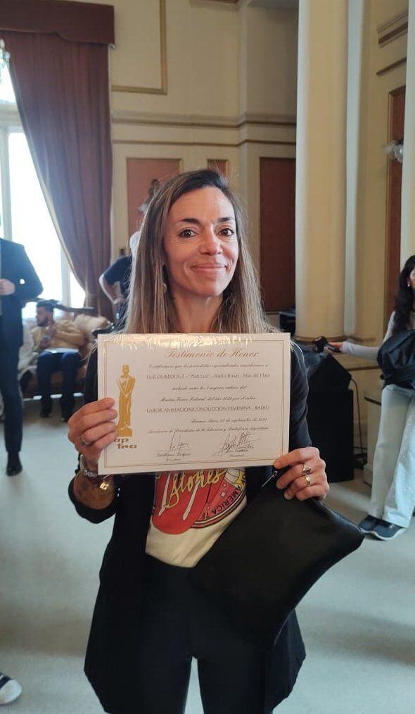 Luz Dubedout con su diploma (Twitter)