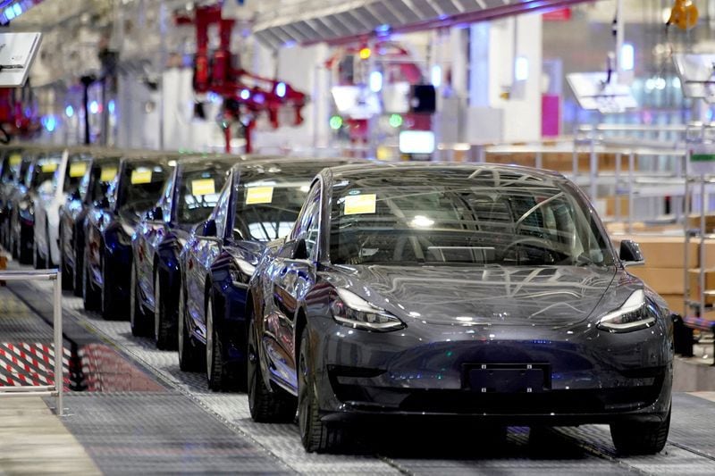 Vehículos Model 3 de Tesla fabricados en China durante un evento de entrega en su fábrica de Shanghái, China, el 7 de enero de 2020. (REUTERS/Aly Song/Foto de archivo)