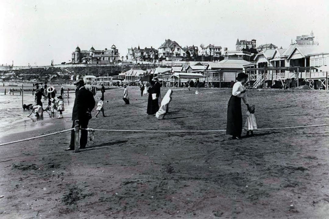 Una postal de la Playa Bristol en 1910, tiempos en que el cuerpo debía estar completamente cubierto, y generalmente los varones permanecían en otro sector, separados de las mujeres