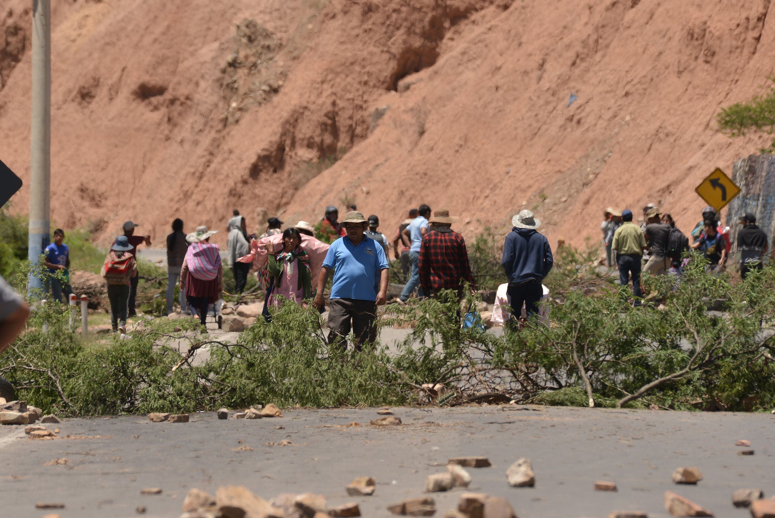 Seguidores de Evo Morales bloquean carreteras del país para exigir la renuncia de los jueces (EFE/Jorge Abrego) 