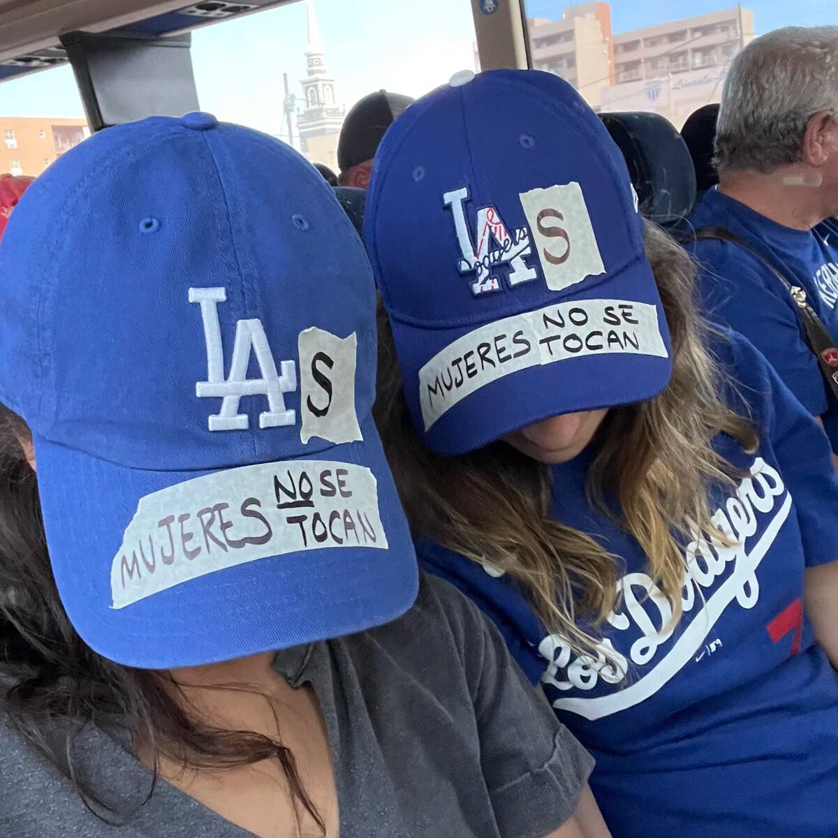 Fans de los Dodgers protestan en contra de Julio Urías: “Las