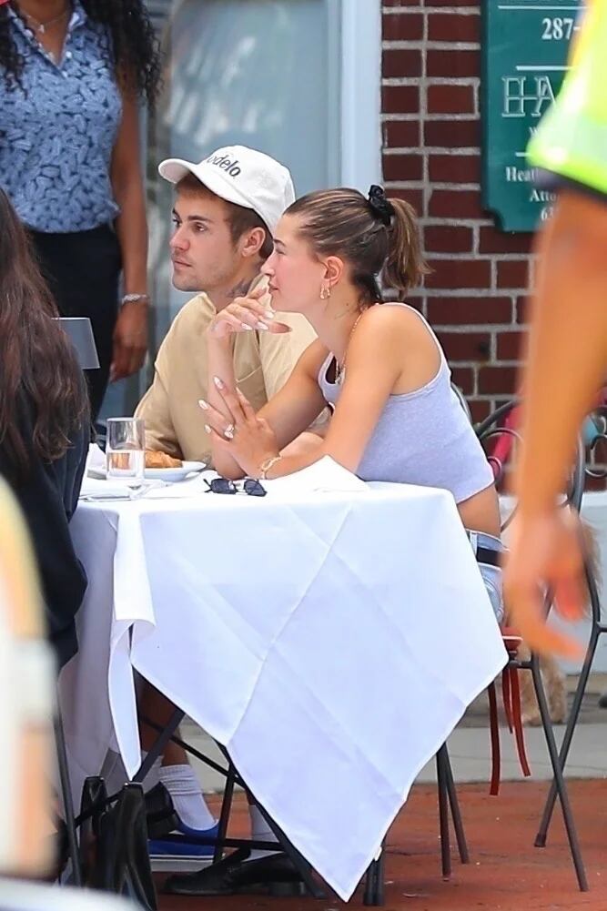 Justin y Hailey Bieber compartieron un almuerzo con amigos en un exclusivo restaurante ubicado en Southampton Village, Nueva York. El matrimonio y sus amigos aprovecharon que la temperatura estaba agradable y se sentaron en una mesa al aire libre