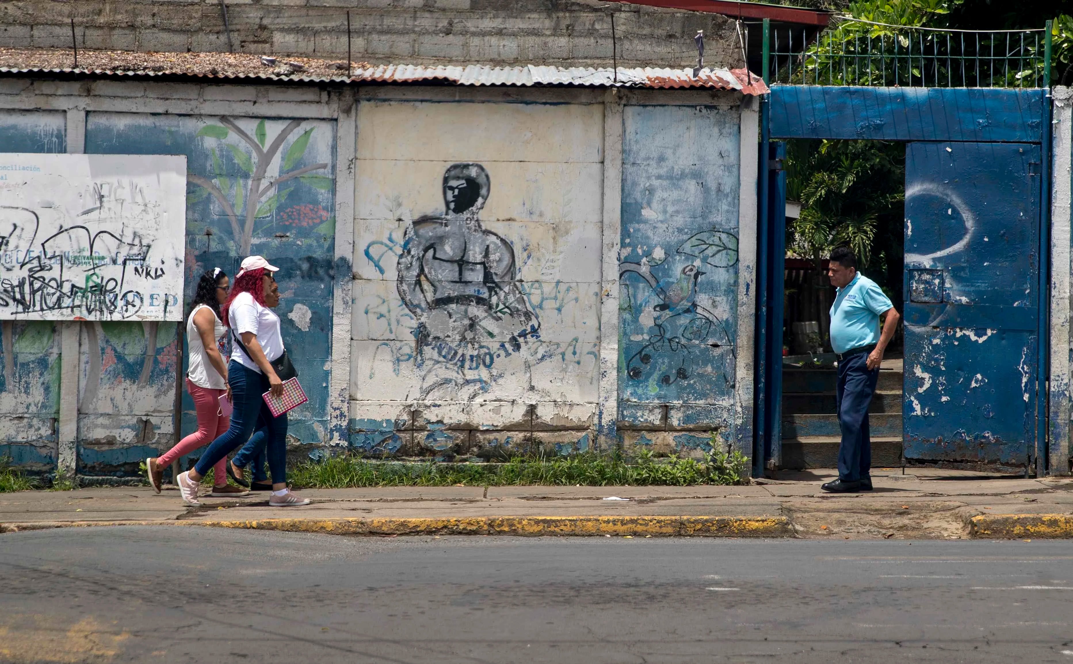Foto de archivo de un trabajador del Instituto Nacional Tecnológico Nacional (INATEC) en un colegio público durante una capacitación al personal educativo en Managua (EFE/Jorge Torres)