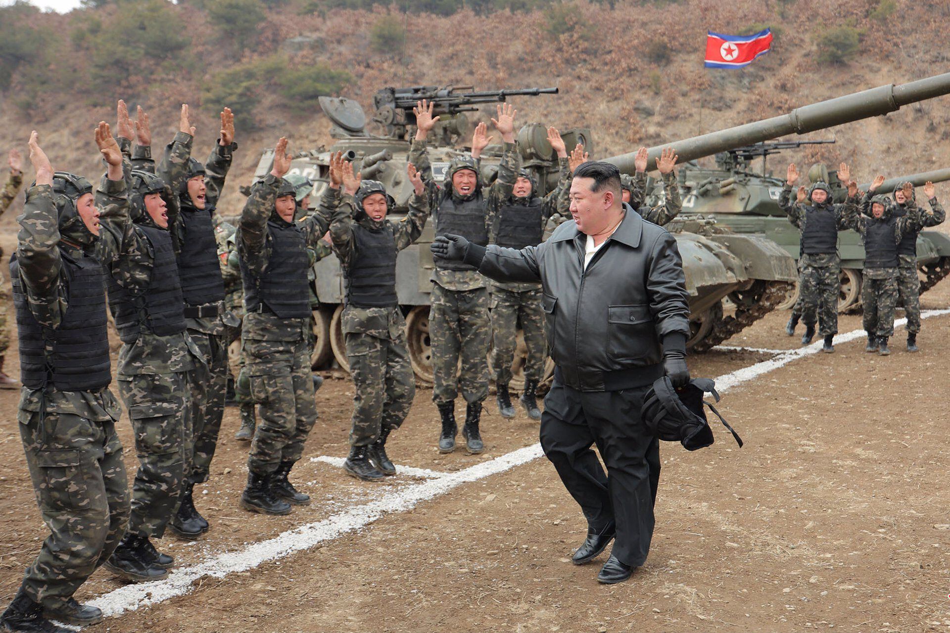 El dictador norcoreano Kim Jong-un saluda a soldados durante un entrenamiento (Foto: EuropaPress)