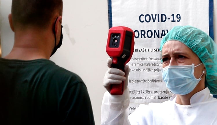 En el inicio de la pandemia, se empezó a tomar la fiebre como un indicador de COVID-19. Sin embargo, hoy se sabe que las personas contagiadas pueden no tener fiebre mientras cursan la infección. Este hallazgo hizo que el uso de termómetros en lugares públicos tenga una importancia relativa, ya que no permite detectar a los asintomáticos o a los que tienen síntomas leves (EFE/ EPA/ FEHIM/ archivo) 