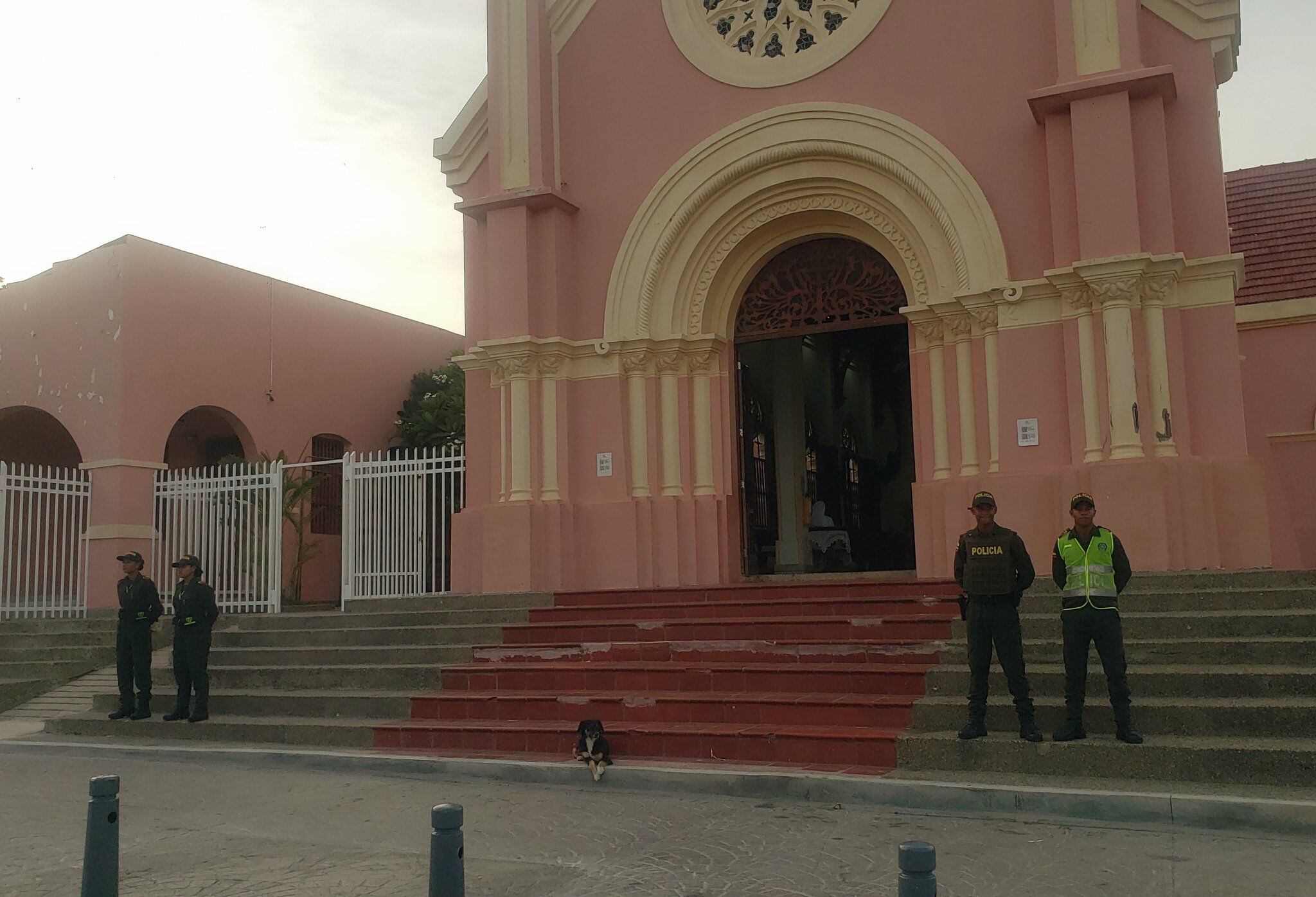 La iglesia de Puerto Colombia permanece custodiada por las autoridades tras amenazas contra el párroco. Foto: Twitter