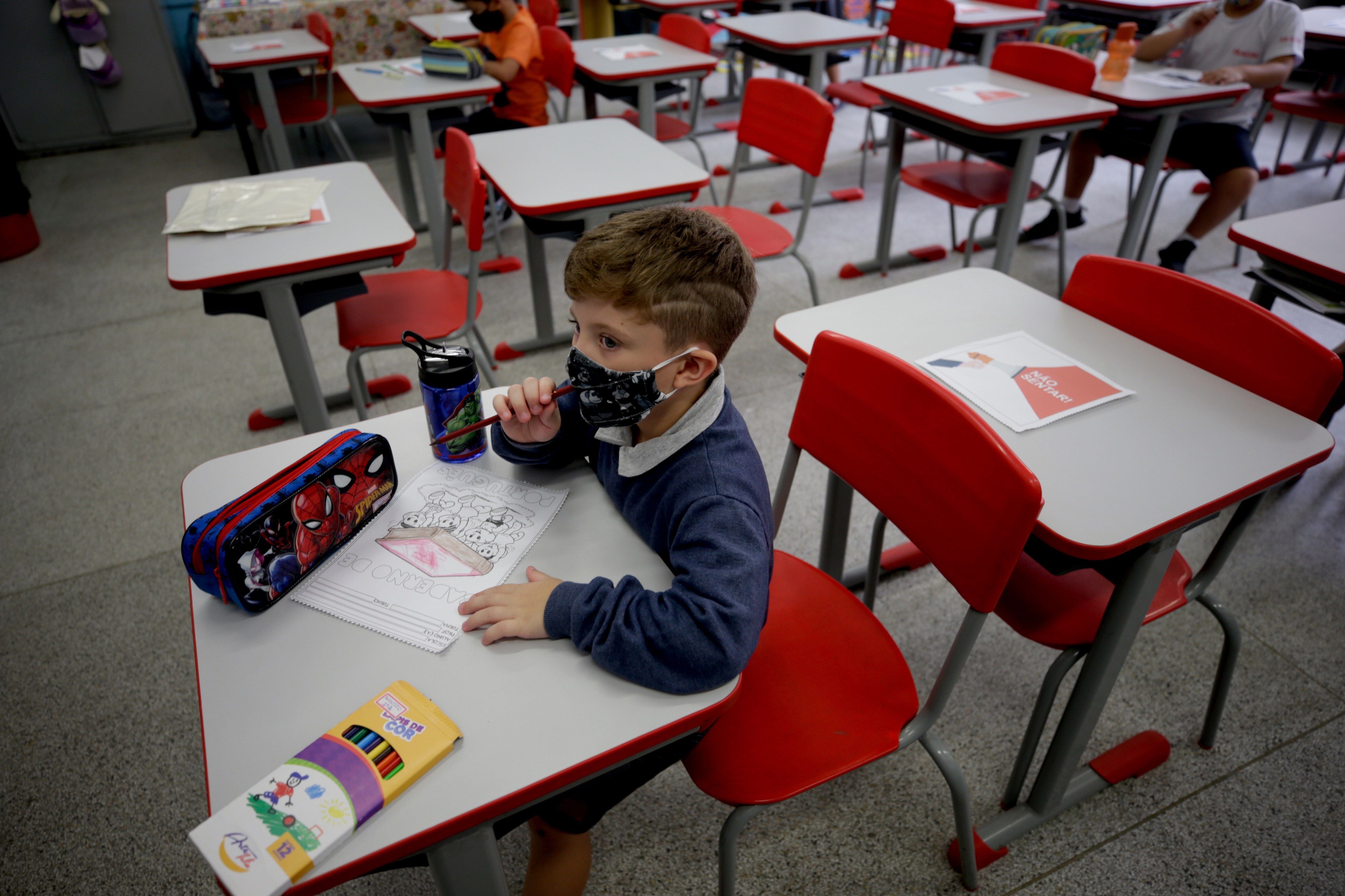 Un niño en clase en la escuela estatal Raúl Antonio Fragoso, en San Pablo (EFE/FERNANDO BIZERRA)