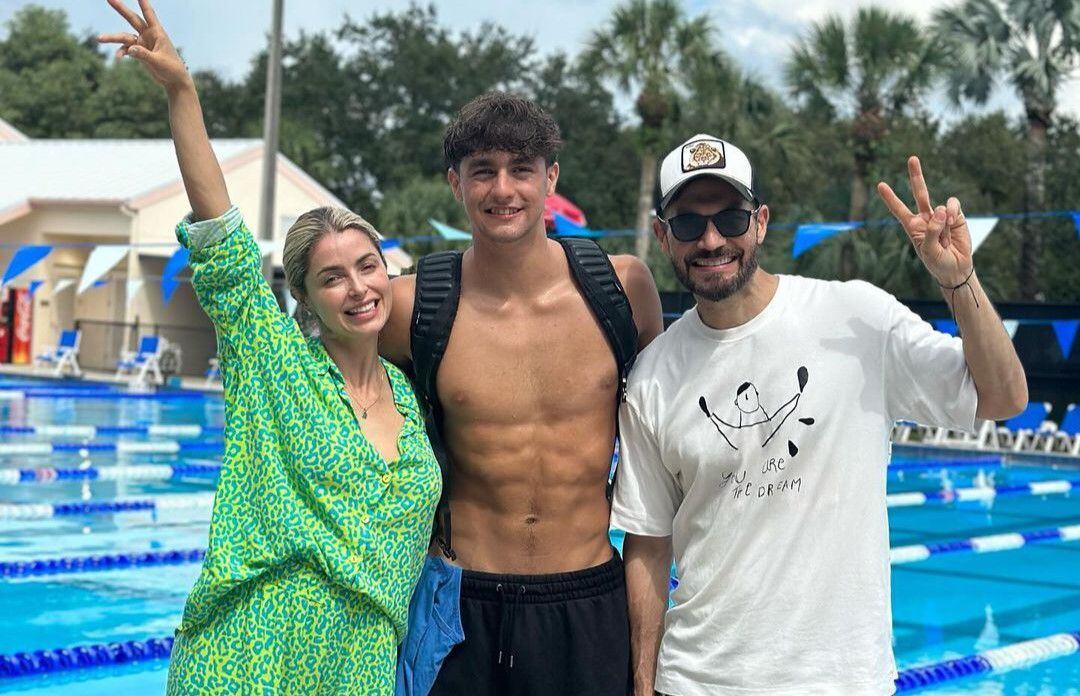 Cristina Hurtado y Josse Narváez posan junto a su hijo 'JuanJo' Narváez en una playa de los Estados Unidos