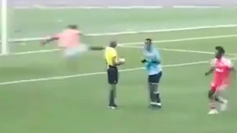 Dramáticas imágenes en África: un árbitro fue agredido, quedó inconsciente  y el equipo ganador celebró junto a su cuerpo - Infobae
