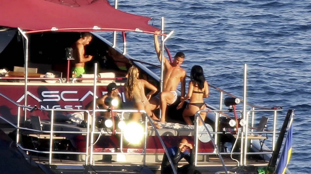 Cristiano bailó en el yate junto con sus amigos y la modelo Paula Suárez (The Grosby Group)