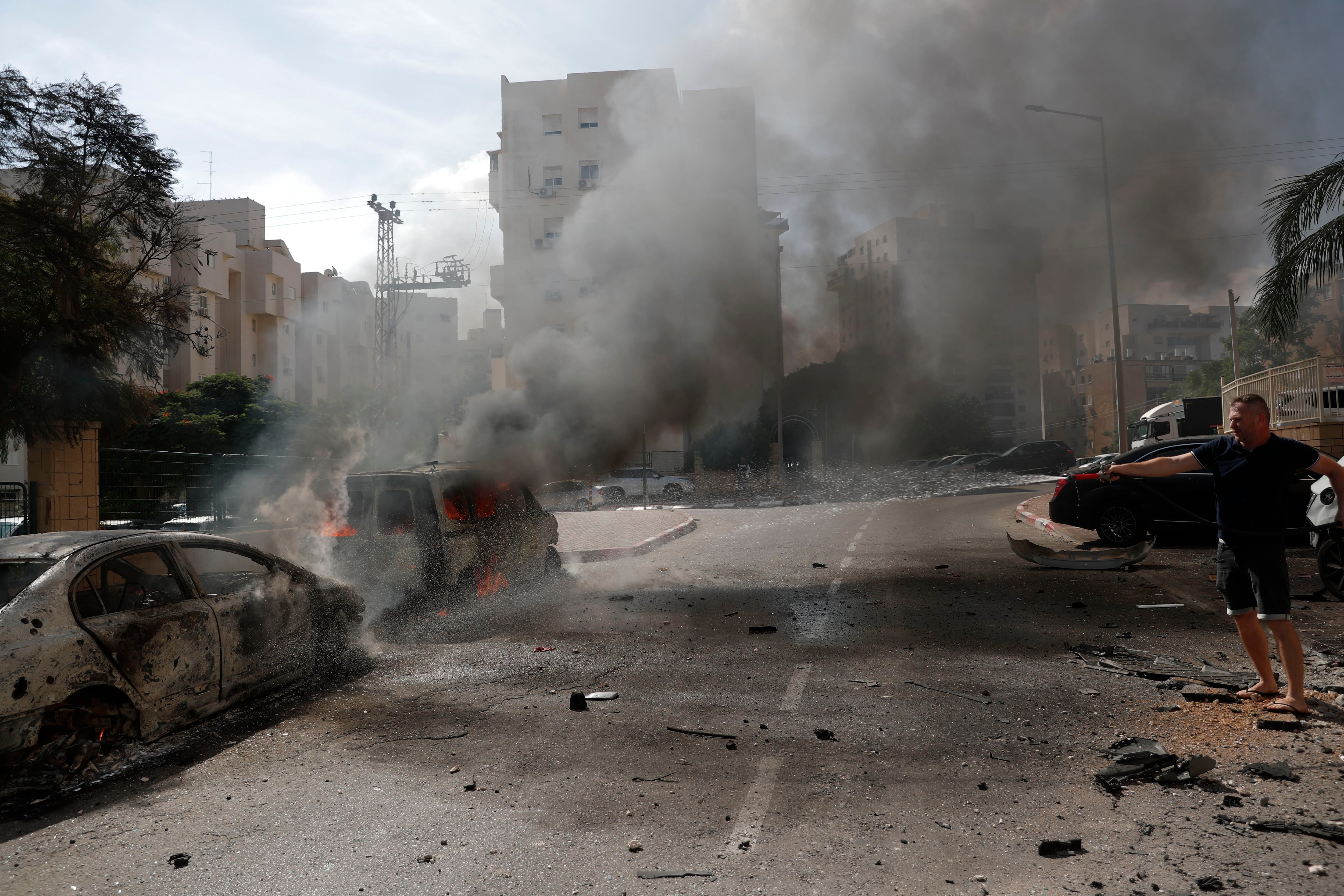 Daños causados por los cohetes lanzados desde la Franja de Gaza hacia Israel este sábado por grupo terrotista Hamas en la localidad israelí de Ashkelon. EFE/ Atef Safadi
