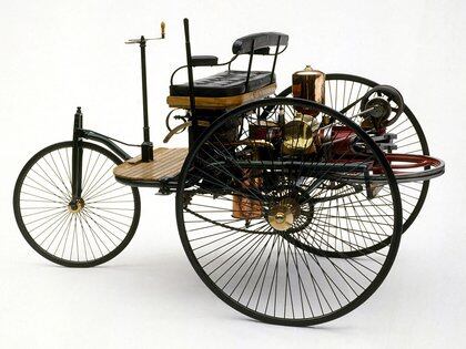 El modelo de Benz tenía un motor de un cilindro que entregaba su potencia al eje trasero.