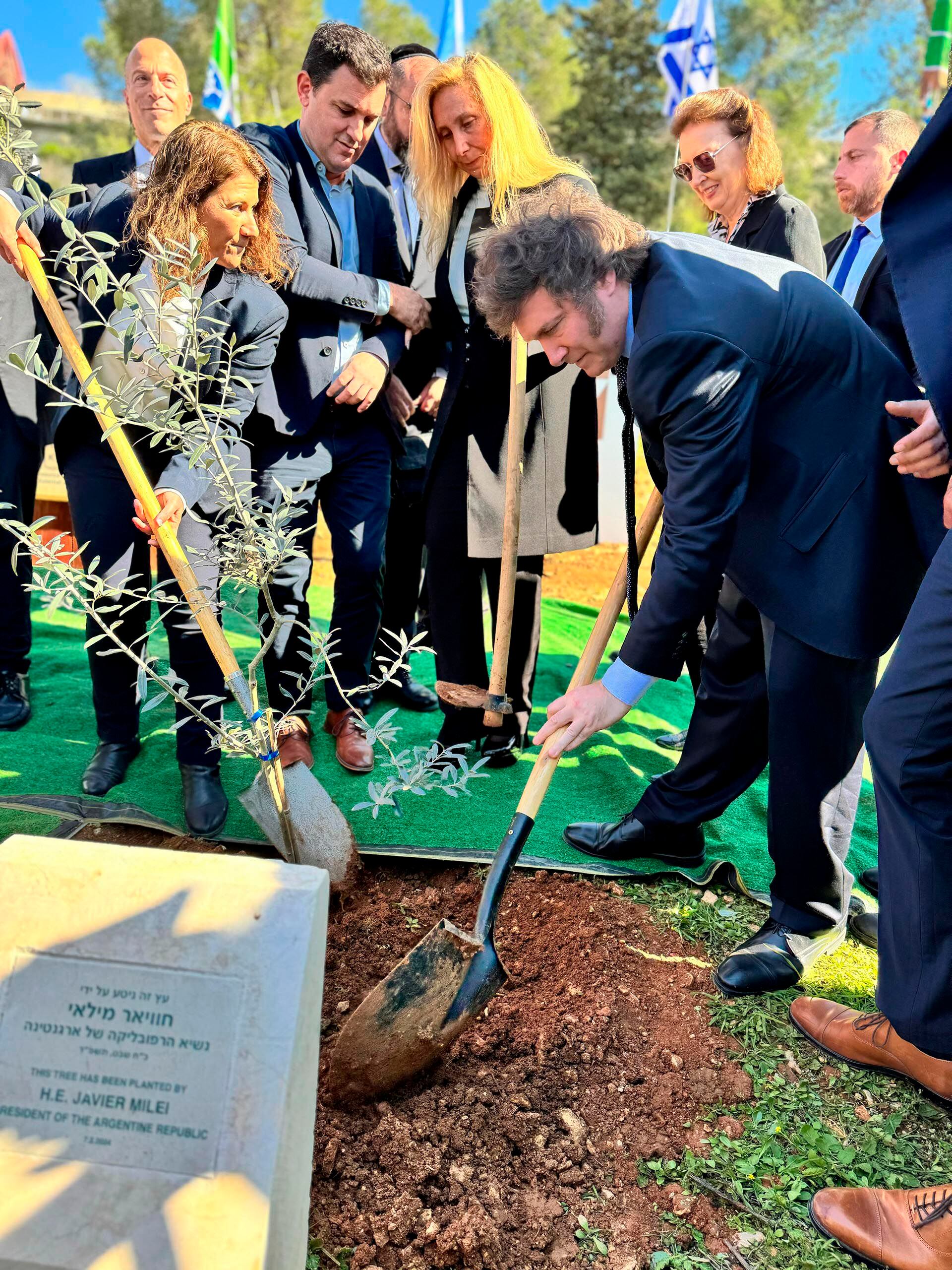 Javier Milei plantó un árbol en El Bosque de las Naciones del Keren Kayemet Lelsrael