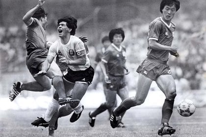 Diego Maradona (centro) recibe una falta de Kim Young-se (izq.) de Corea del Sur durante su primer partido de la Copa del Mundo en la Ciudad de México. 2 de junio de 1986. (Foto: REUTERS/Gary Hershorn)