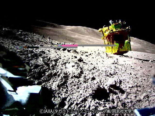 El SLIM en una imagen tomada por el rover LEV-2 en la Luna (JAXA/Reuters)