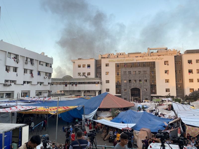 De fondo, la fachada del hospital al Shifa (REUTERS/Doaa Rouqa)