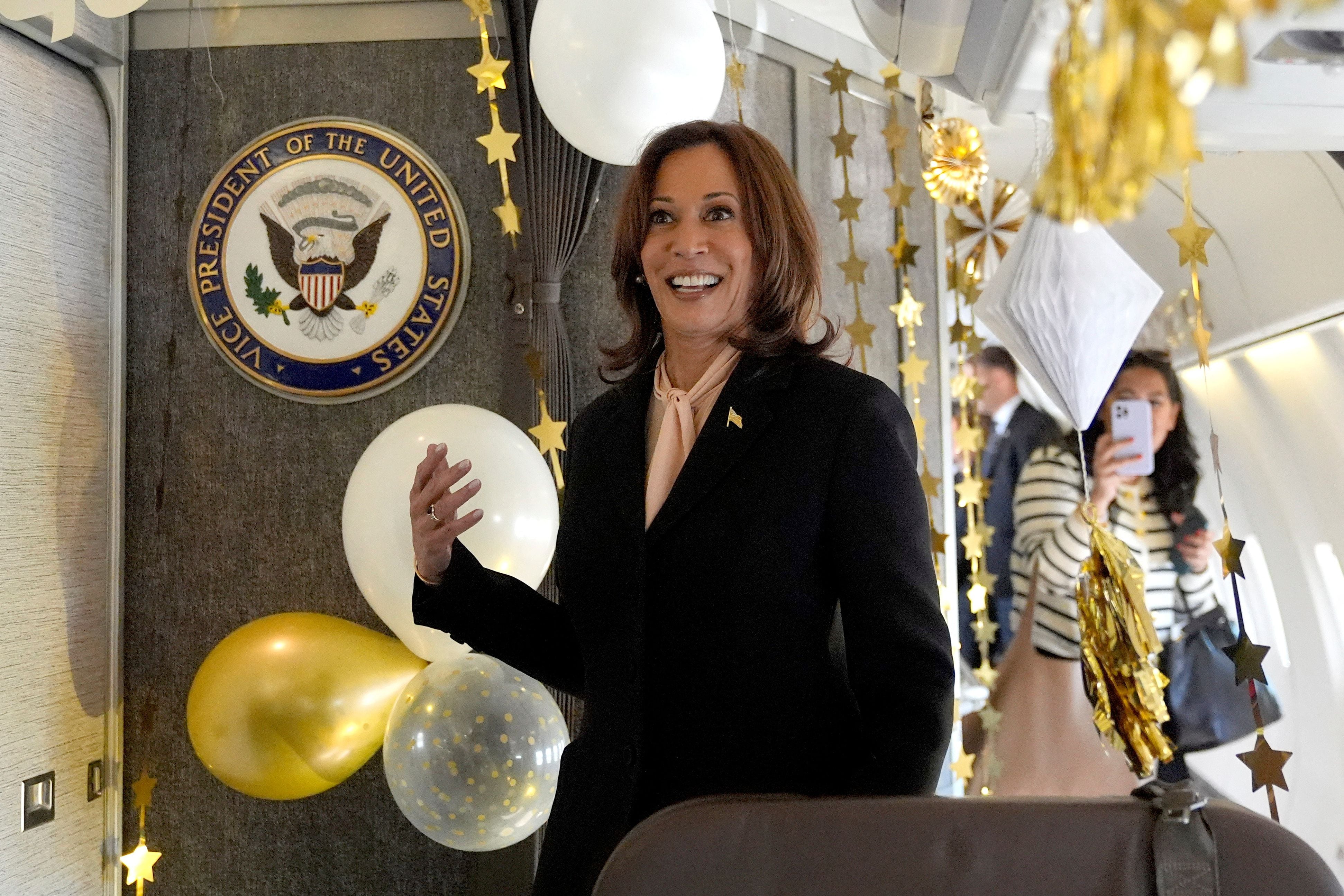 El equipo de Harris la sorprendió decorando con motivos blancos y dorados una cabina de su avión Air Force Two (Jacquelyn Martin/Pool via REUTERS)