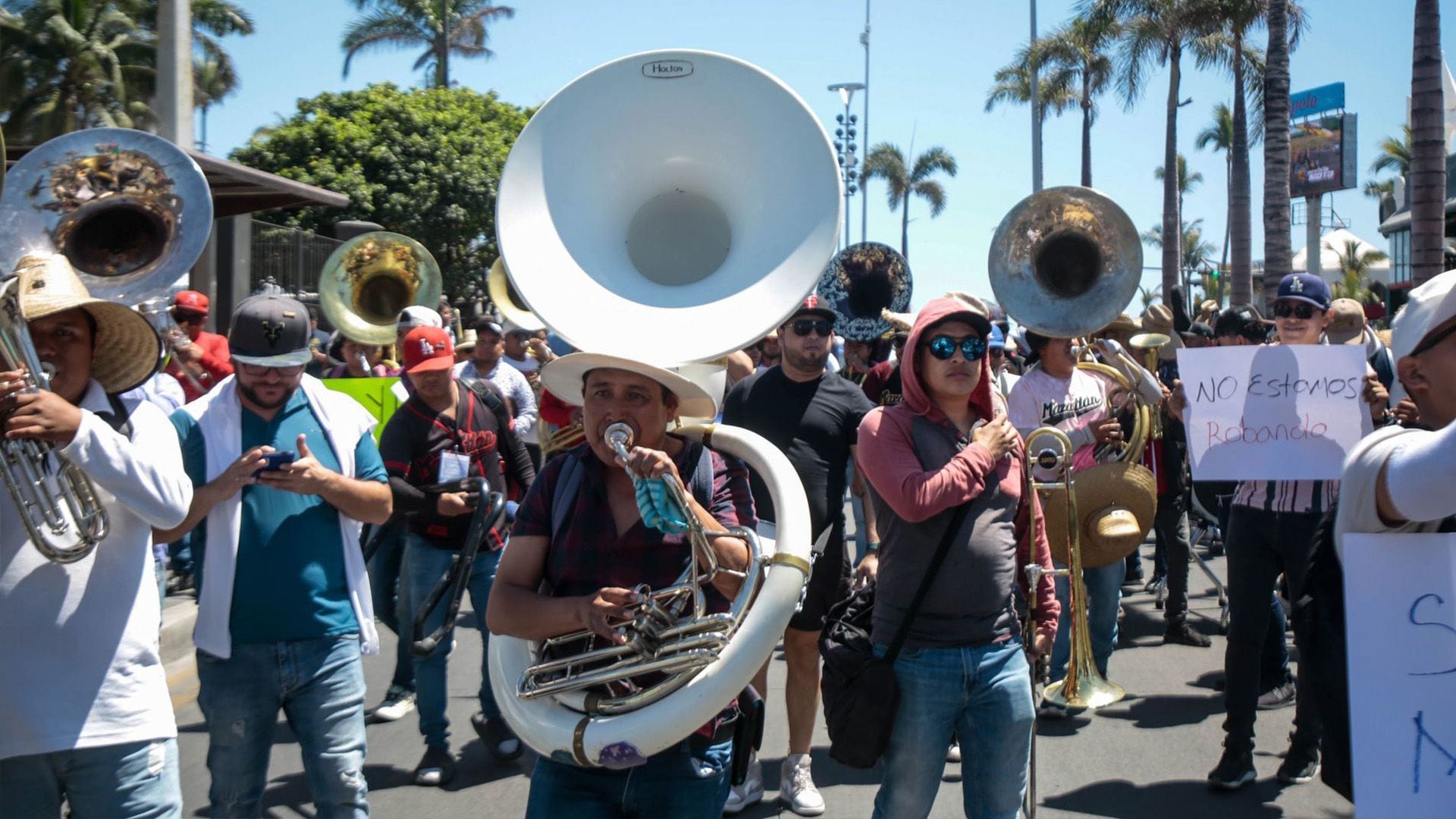 Exhiben a turistas que tapan sus oídos al escuchar banda en Mazatlán -  Infobae