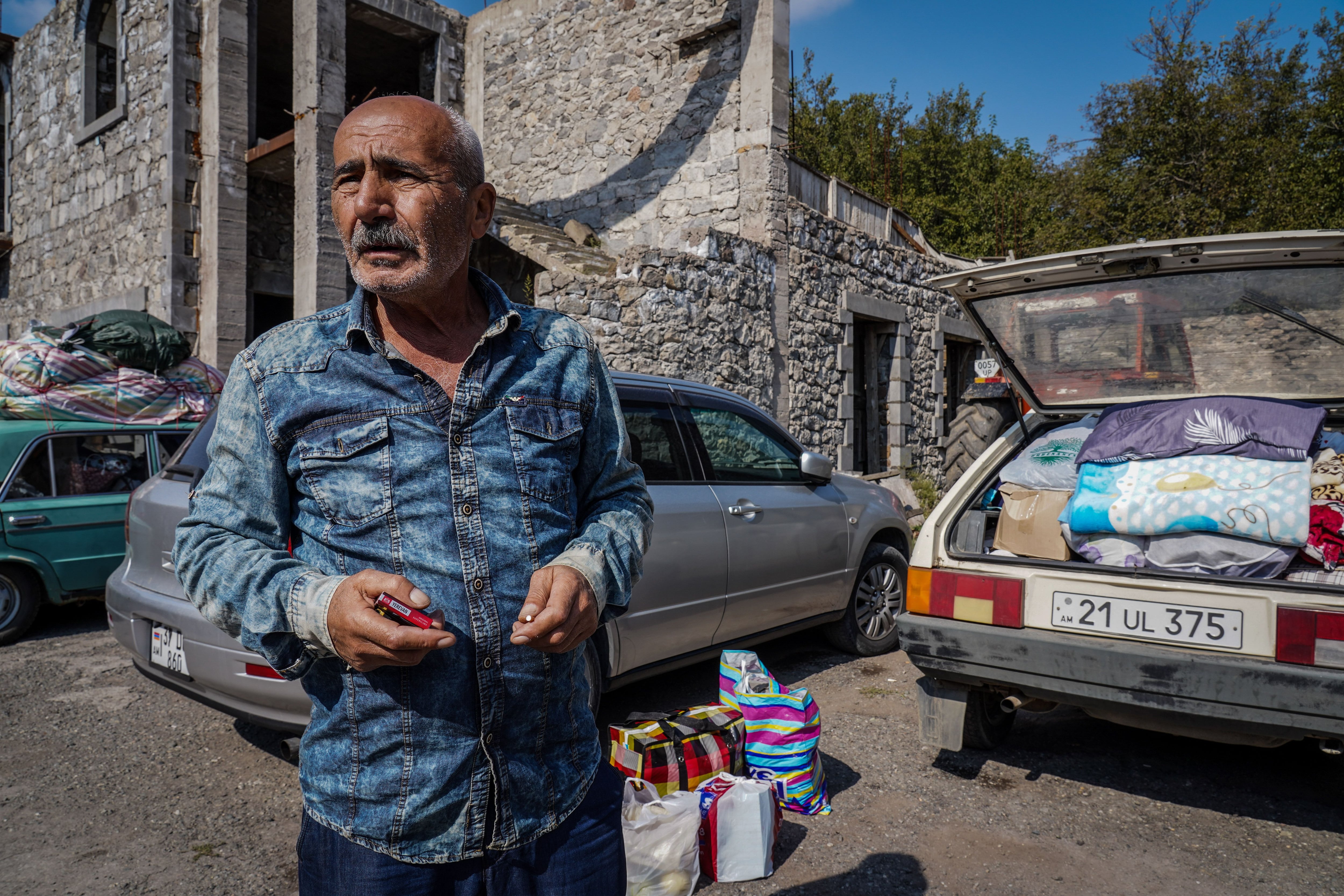 Se ve a Boris, de 64 años, residente de Stepanakert, Karabaj, reaccionando junto a su vehículo lleno de pertenencias de su familia. Dijo que no había forma de que se quedaran en Karabaj debido a la escasez de alimentos y a los constantes bombardeos. Europa Press/Contacto/Ashley Chan
