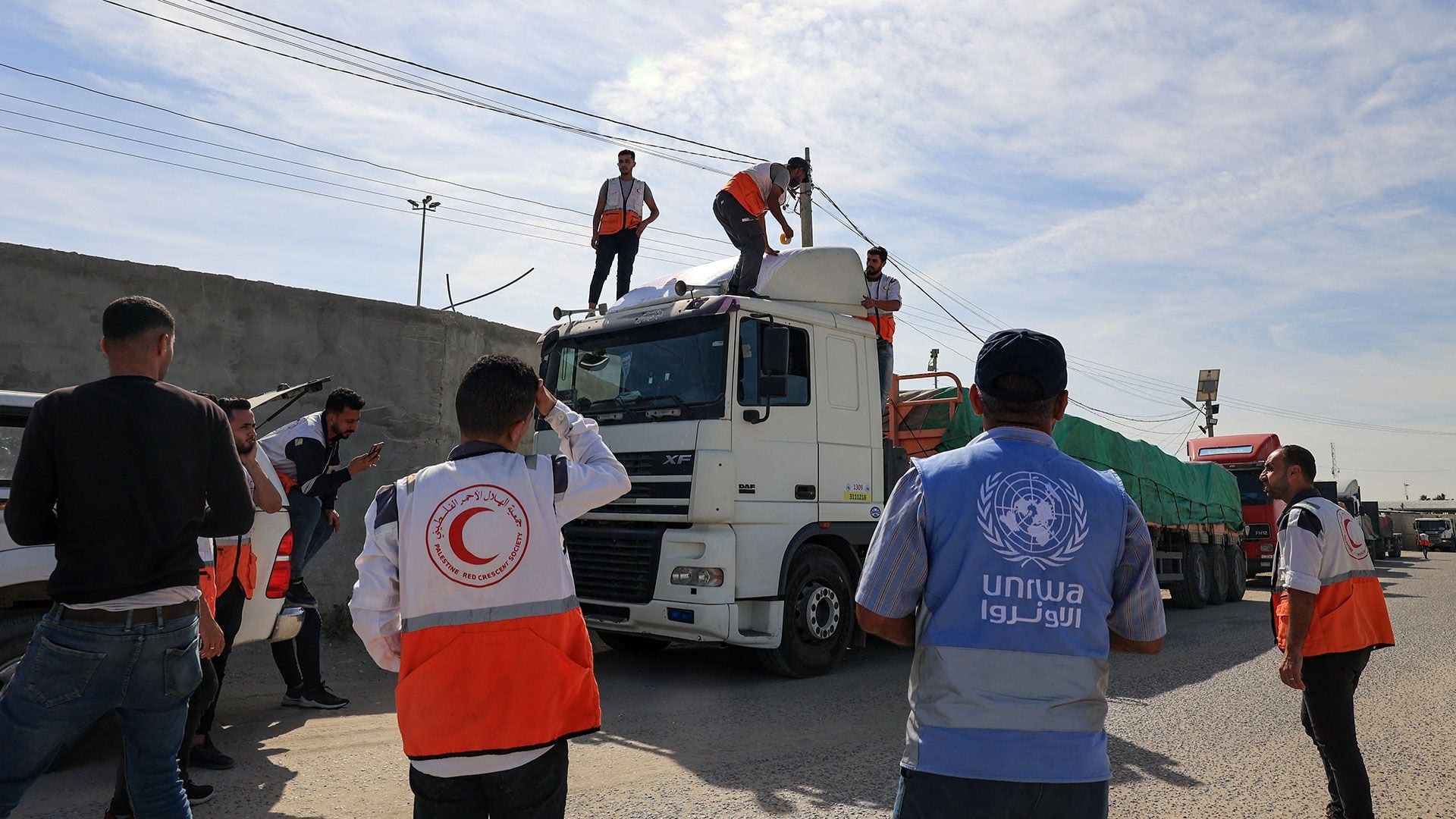 Funcionarios de la ONU y la Cruz Roja trabajan en el ingreso de la ayuda (SAID KHATIB / AFP)