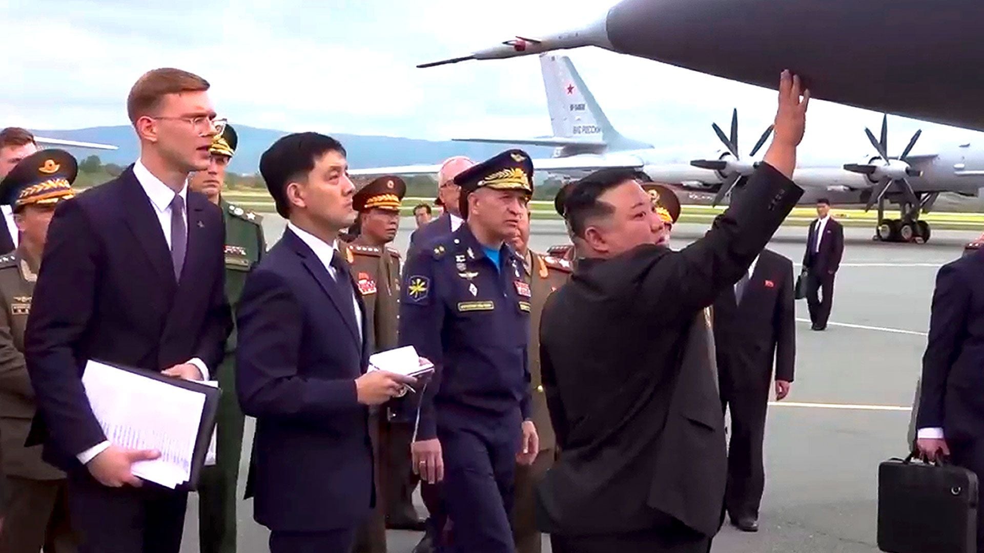 Kim Jong-un toca un avión ruso (AP)