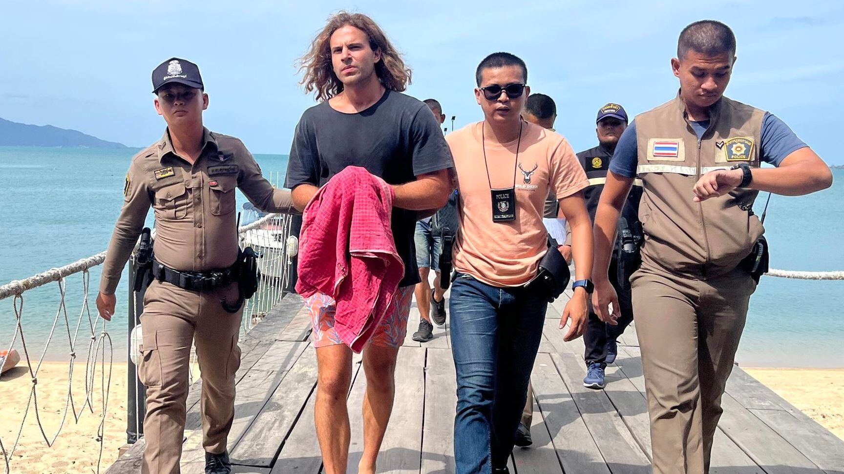 Daniel Sancho, hijo del actor Rodolfo Sancho, es escoltado por la policía tailandesa en el puerto de la isla Koh Samui, en Tailandia, de camino a los juzgados (EFE/Somkeat Ruksaman)