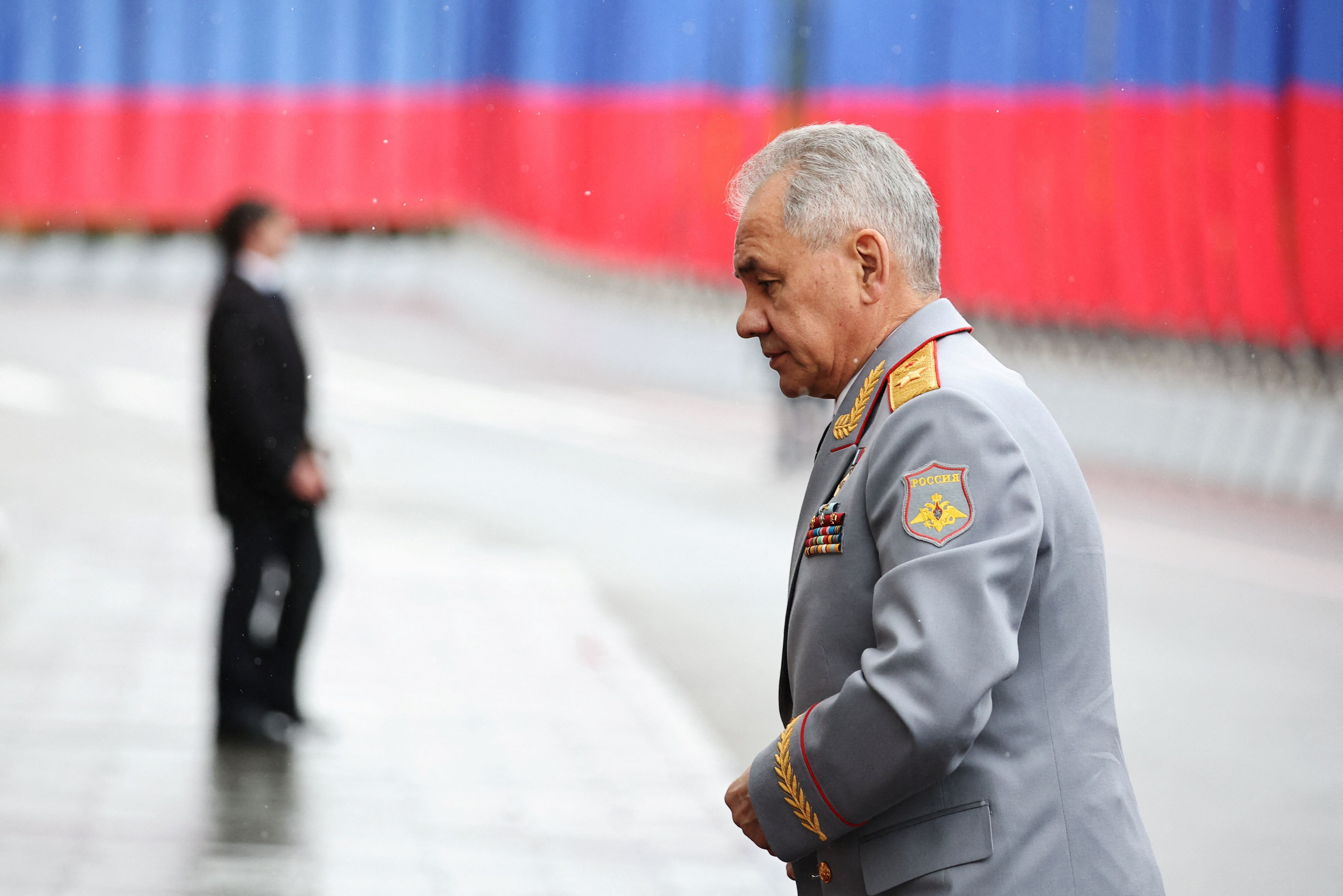 Sin servir un solo día en la filas de las Fuerzas Armadas, el ahora ex ministro de Defensa, ingeniero constructor de profesión, ostenta el grado de general de Ejército, el más alto del escalafón ruso, por lo que sus detractores le llaman el “general de cartón” (Sputnik/Alexander Vilf/Pool via REUTERS)