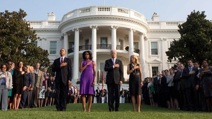 Barack Obama en los jardines de la Casa Blanca, junto a Michelle, y el entonces el vicepresidente Joe Biden y su esposa Jill (Reuters) 