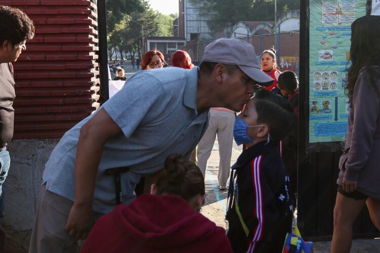 Los besos no son recomendables en esta pandemia FOTO: GALO CAÑAS /CUARTOSCURO.COM