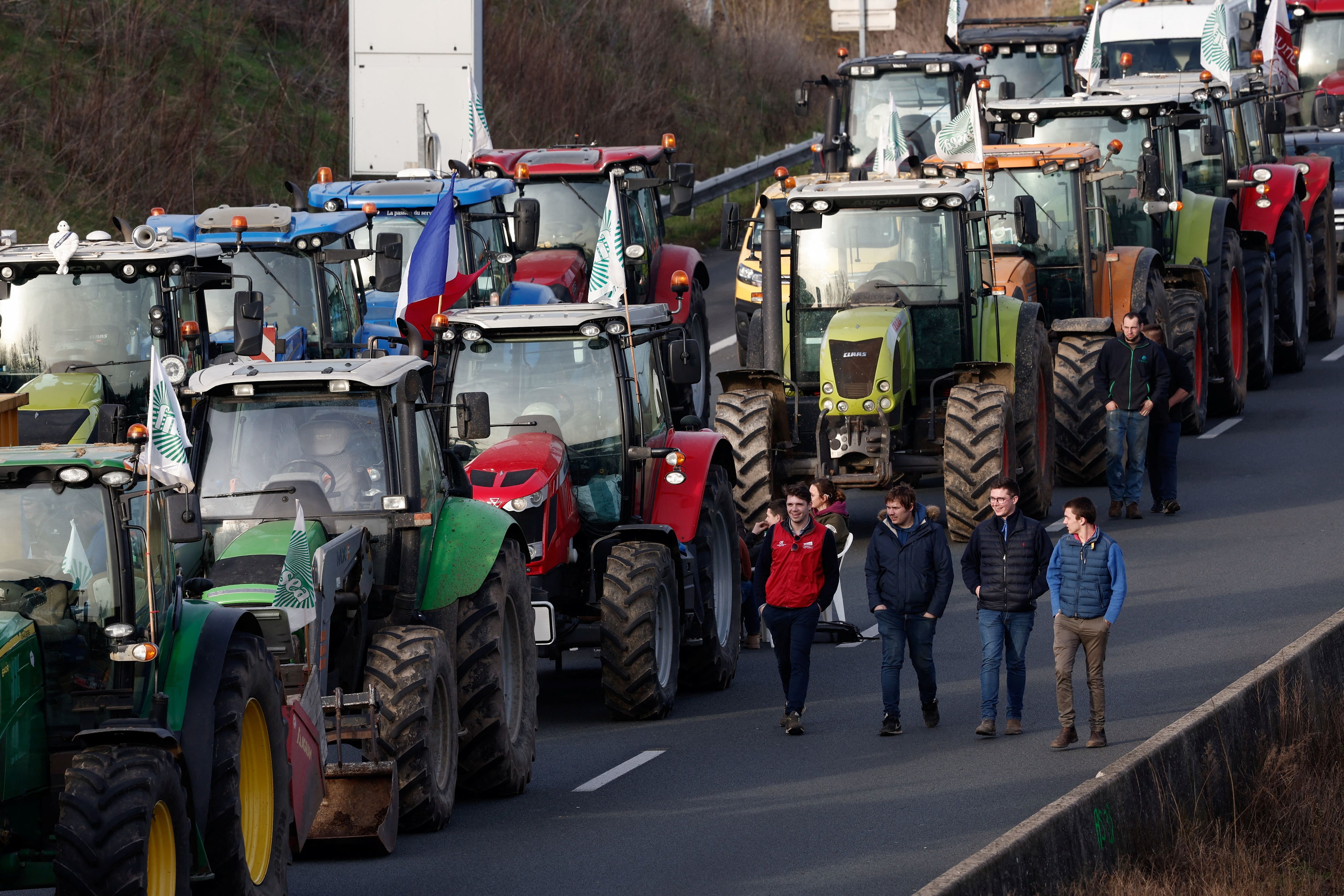 Los manifestantes dijeron que los intentos de Attal la semana pasada de adoptar medidas a favor de la agricultura no cumplieron con sus demandas (REUTERS/Benoit Tessier)