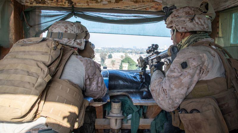 Imagen de soldados estadounidenses reforzando el complejo de la embajada de Estados Unidos en Bagdad, Irak (Cuerpo de Marines EEUU/Sgt. Kyle C. Talbot/Distribuida vía REUTERS/Archivo)