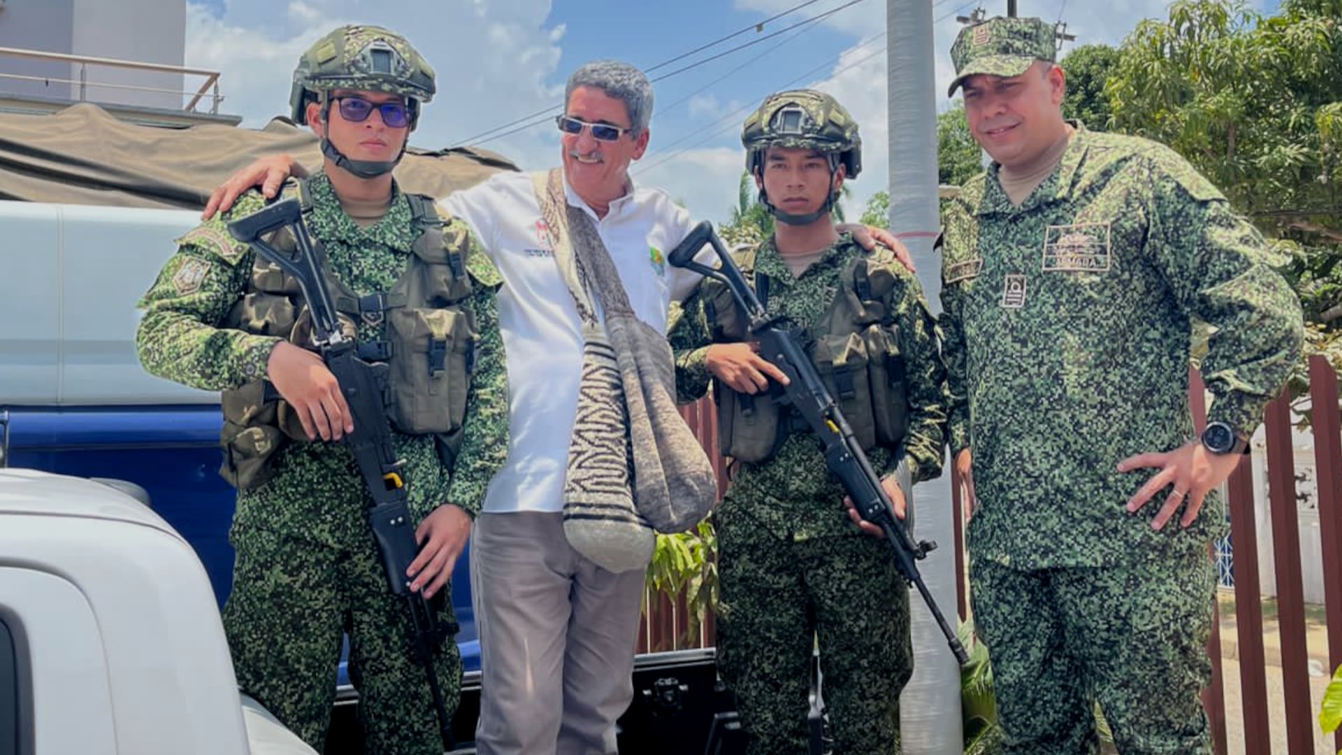 El alcalde de Turbaco (Bolívar), Guillermo Torres Cuéter, más conocido por su antiguo nombre de guerra 'Julián Conrado' el 'cantante de las Farc' junto a integrantes de la Fuerza Pública - crédito  Guillermo Torres / X