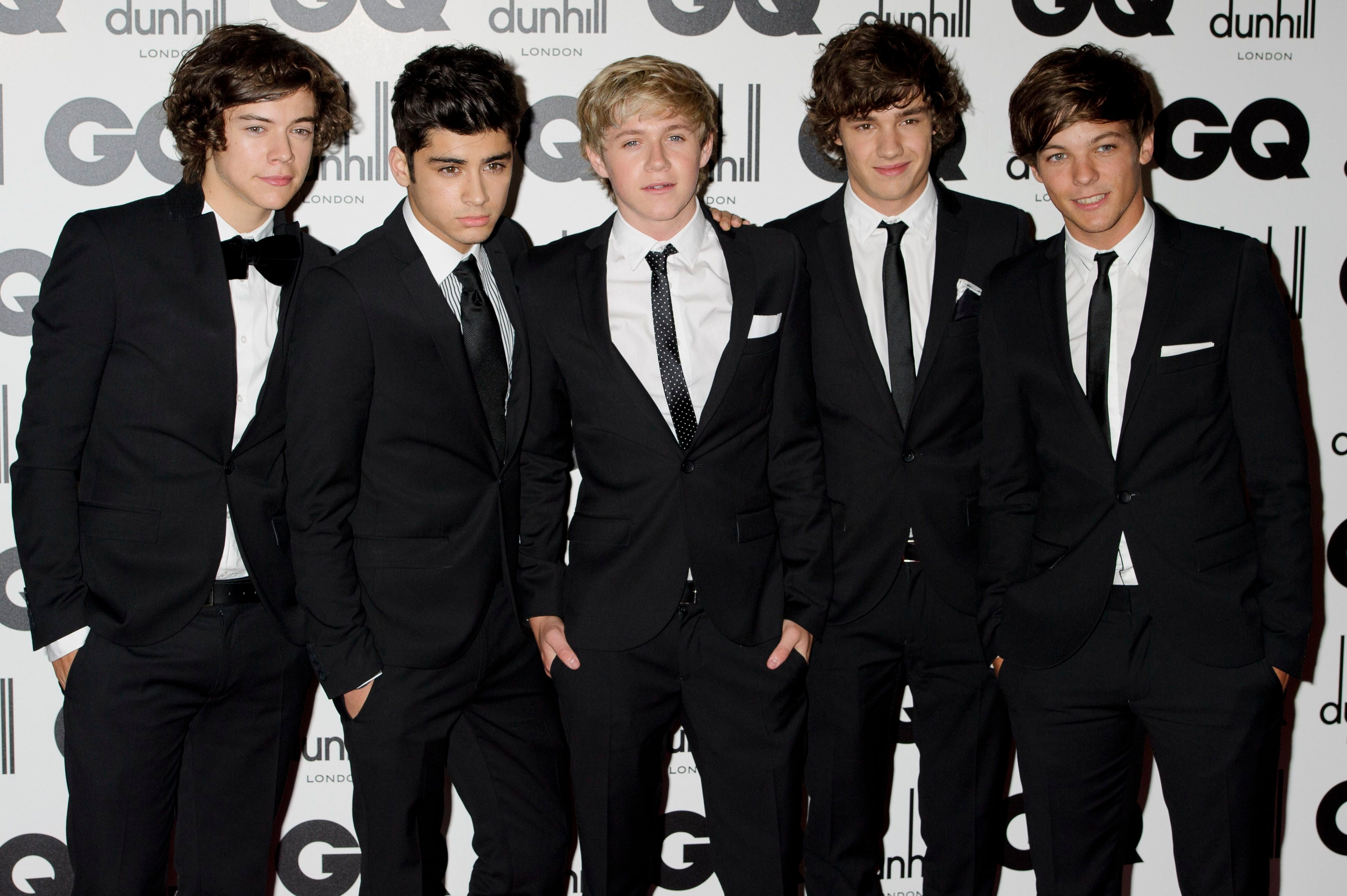 El integrante de One Direction, Liam Payne, segundo por la derecha, posa con los otros miembros de la banda Harry Styles, Zayn Malik, Niall Horan y Liam Tomlinson en los Premios GQ al Hombre del Año en Londres, el 6 de septiembre de 2011 (AP Foto/Jonathan Short)