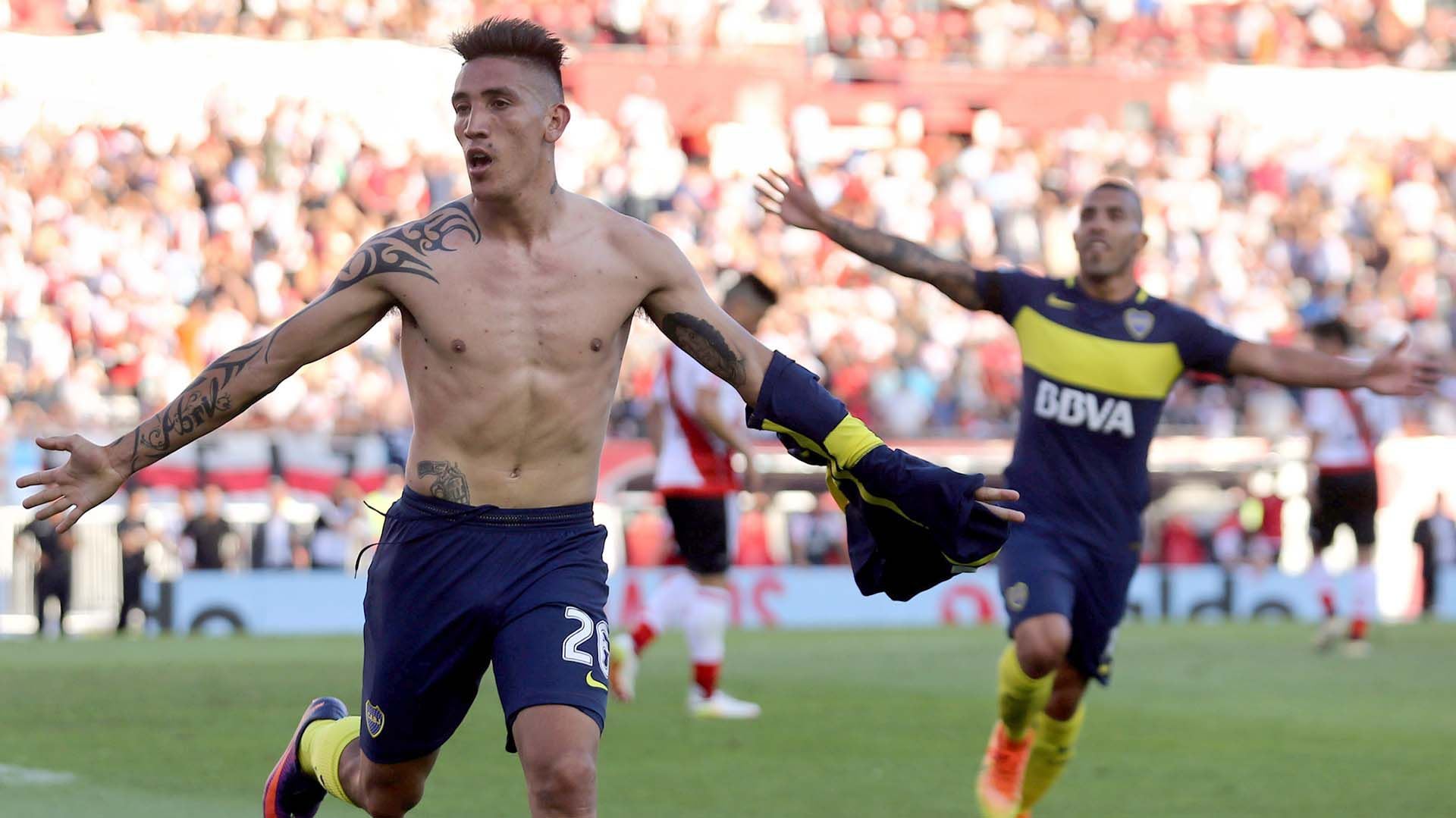 Ricardo Centurión celebra el cuarto gol que le convirtió a River, jugando para Boca en el estadio Monumental (Reuters)