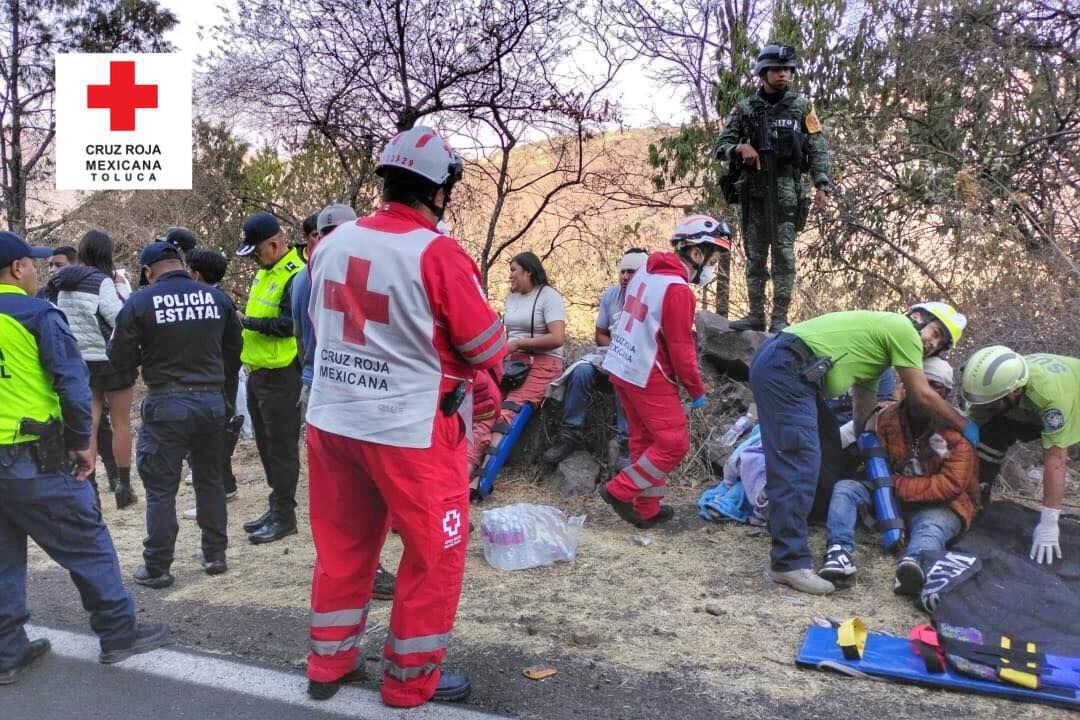 Paramédicos de la Cruz Roja Toluca atienden a los heridos de la volcadura de un camión que transportaba peregrinos de Guanajuato a Chalma