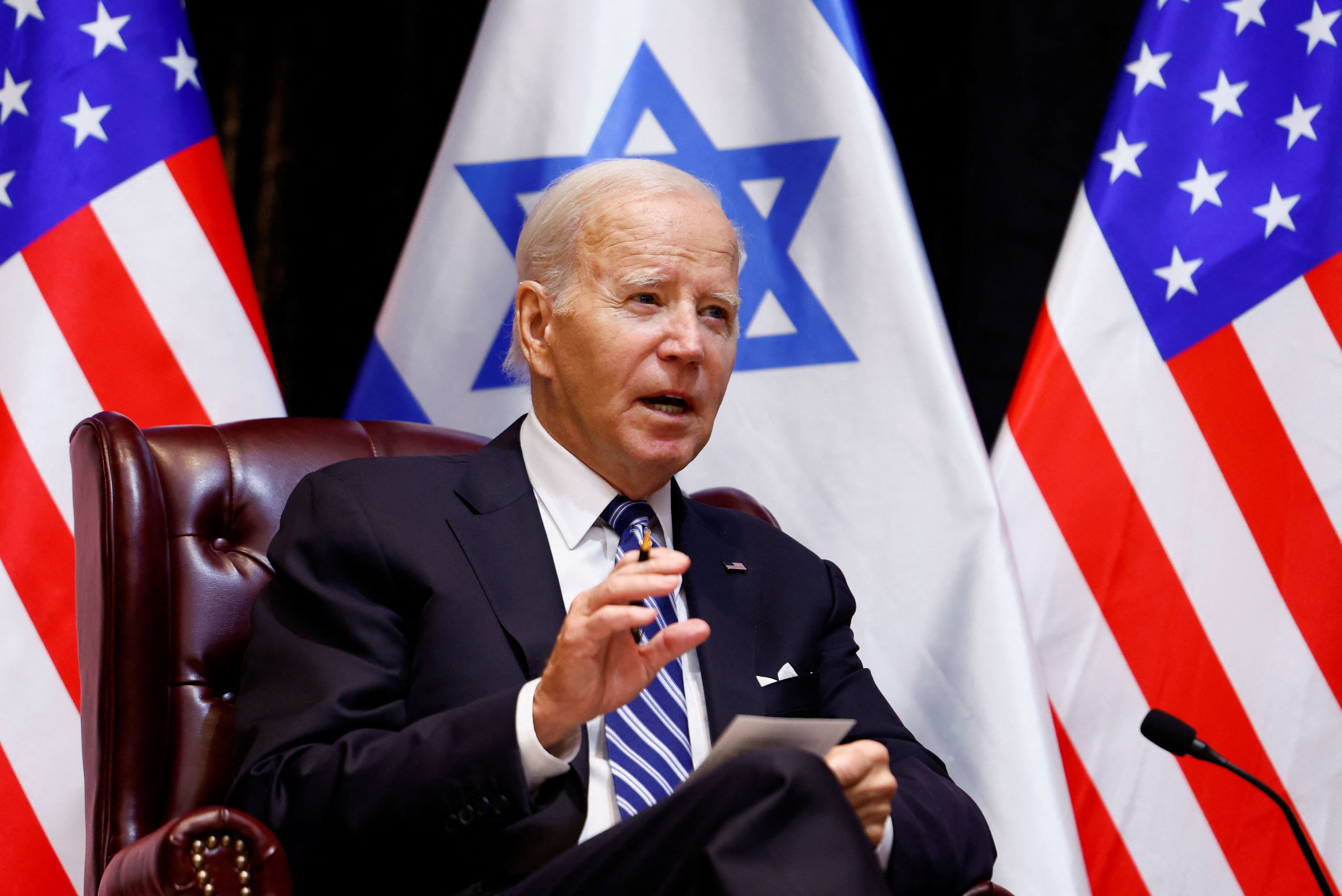 El presidente estadounidense, Joe Biden, se reúne con el primer ministro israelí, Benjamin Netanyahu, y el gabinete de guerra israelí, durante su visita a Israel en medio del actual conflicto entre Israel y Hamas, en Tel Aviv, Israel, 18 de octubre de 2023. REUTERS/Evelyn Hockstein