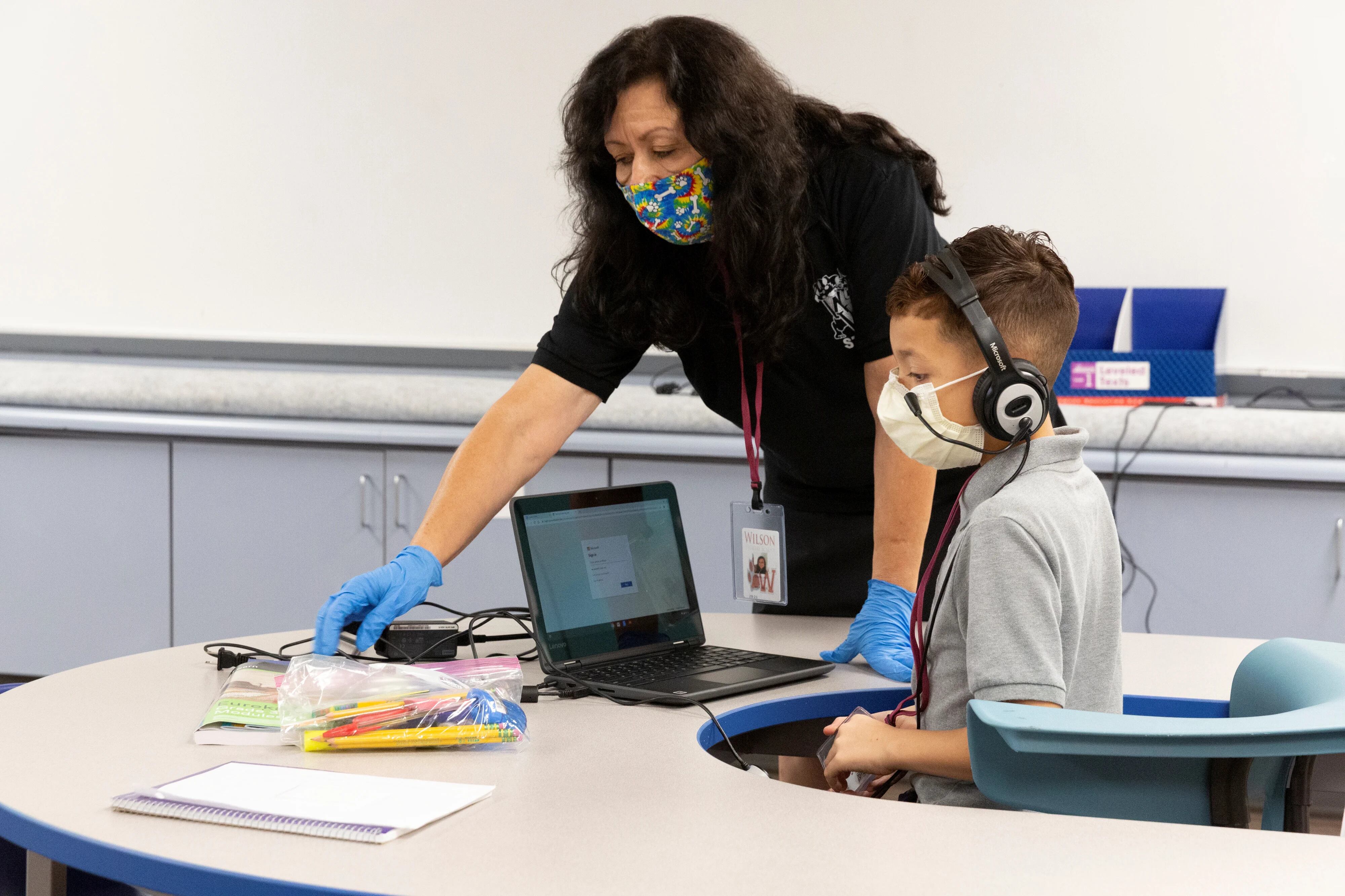 Un asistente de instrucción ayuda a un estudiante (REUTERS/Cheney Orr)