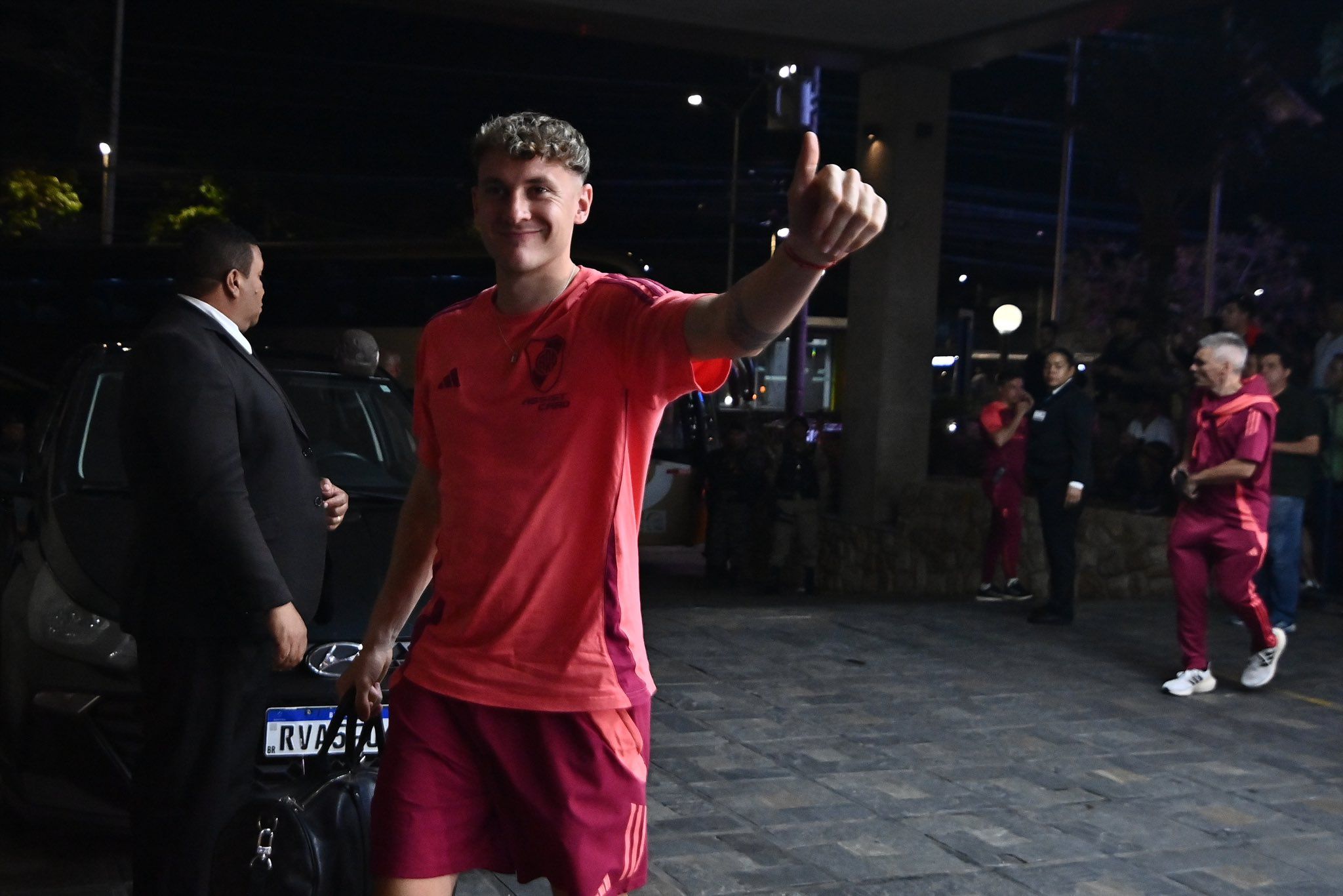 Facundo Colidio saluda al público al llegar al hotel donde se alojará River Plate en Brasil (@RiverPlate)