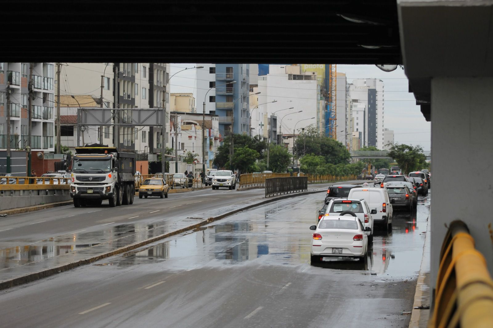 Labores de limpieza en puente de la Av. Brasil por parte de la Municipalidad de Lima. Trabajos para despejar vías tendrá una duración aproximada de 1 hora sin uso de maquinaria