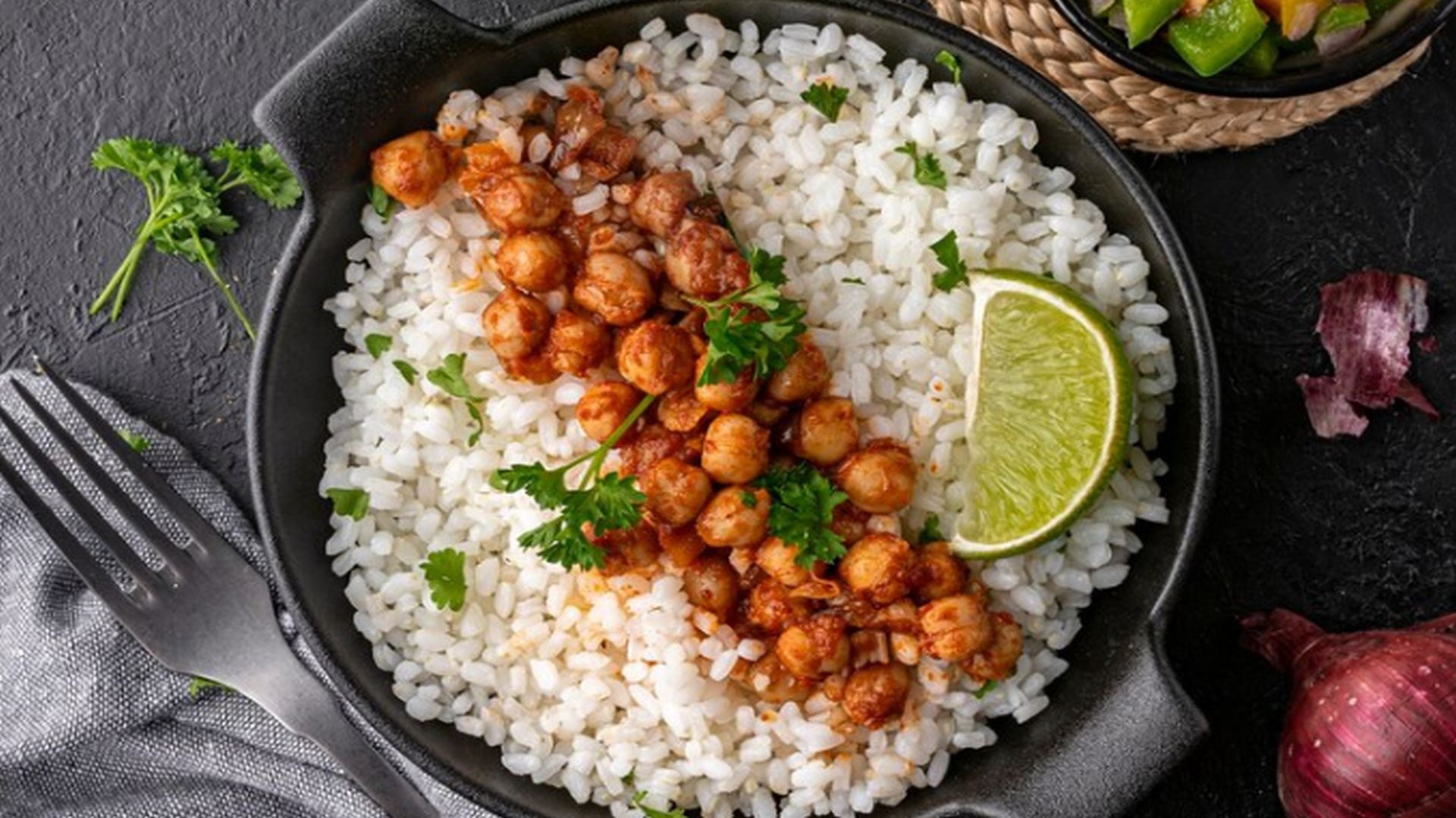 La combinación de arroz y frijoles es un plato clásico y delicioso, cargado de nutrientes, que puede ser el acompañamiento ideal para cualquier comida, favoreciendo una alimentación equilibrada. (Freepik)