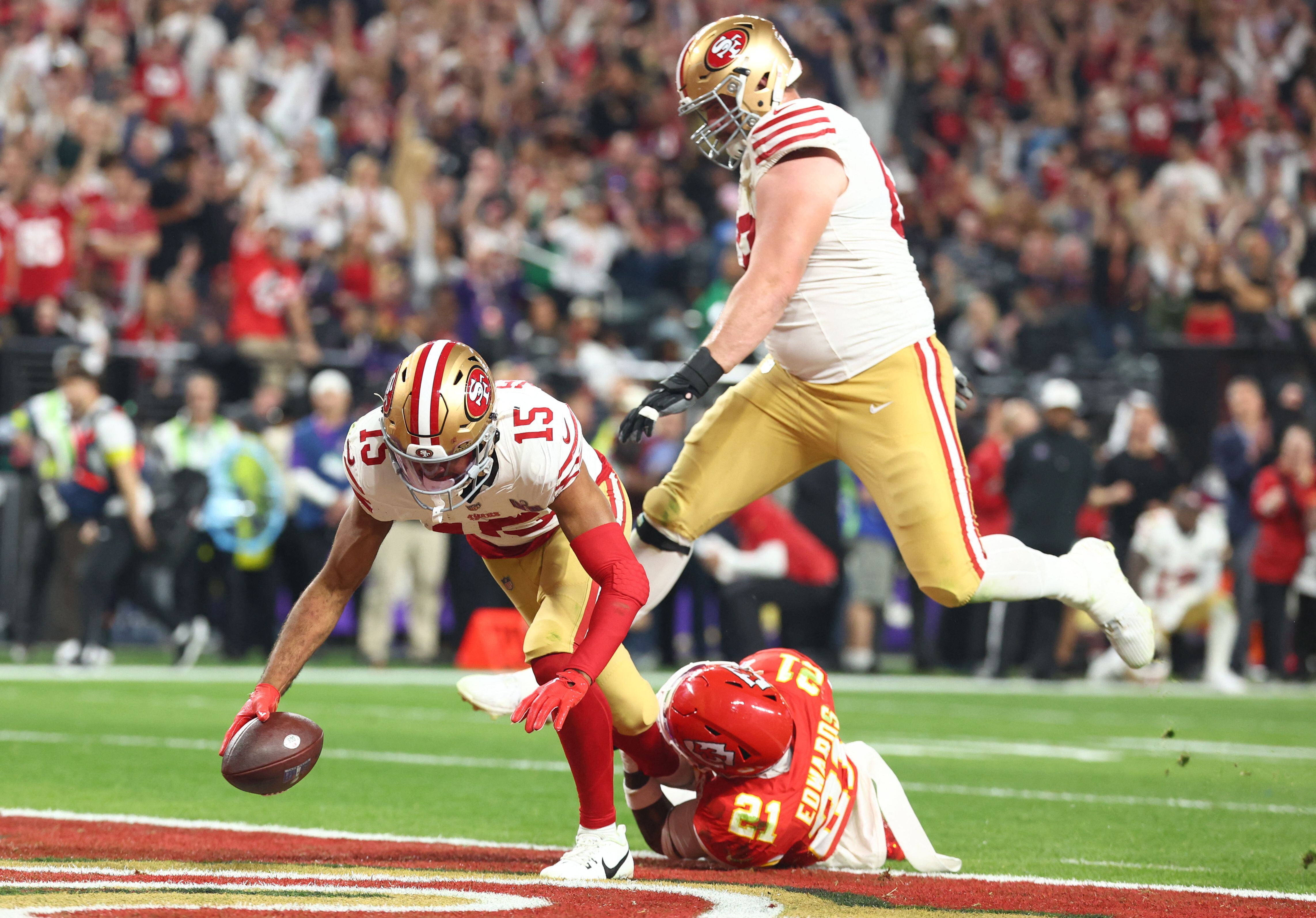 El receptor abierto de los San Francisco 49ers Jauan Jennings (15) anota un touchdown contra el safety de los Kansas City Chiefs Mike Edwards (21) en la segunda mitad del Super Bowl LVIII en el Allegiant Stadium. (Mark J. Rebilas/USA TODAY Sports)