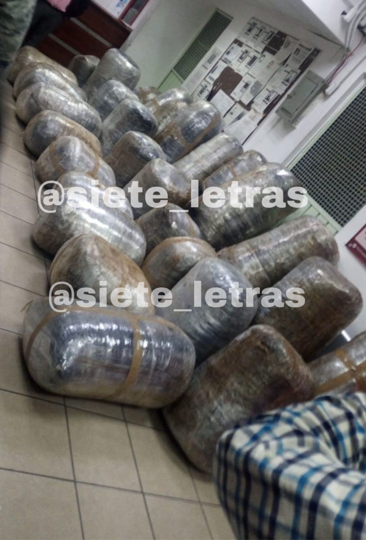 Vuelca camioneta que transportaba 50 kilos de marihuana en la México-Toluca; el conductor escapó