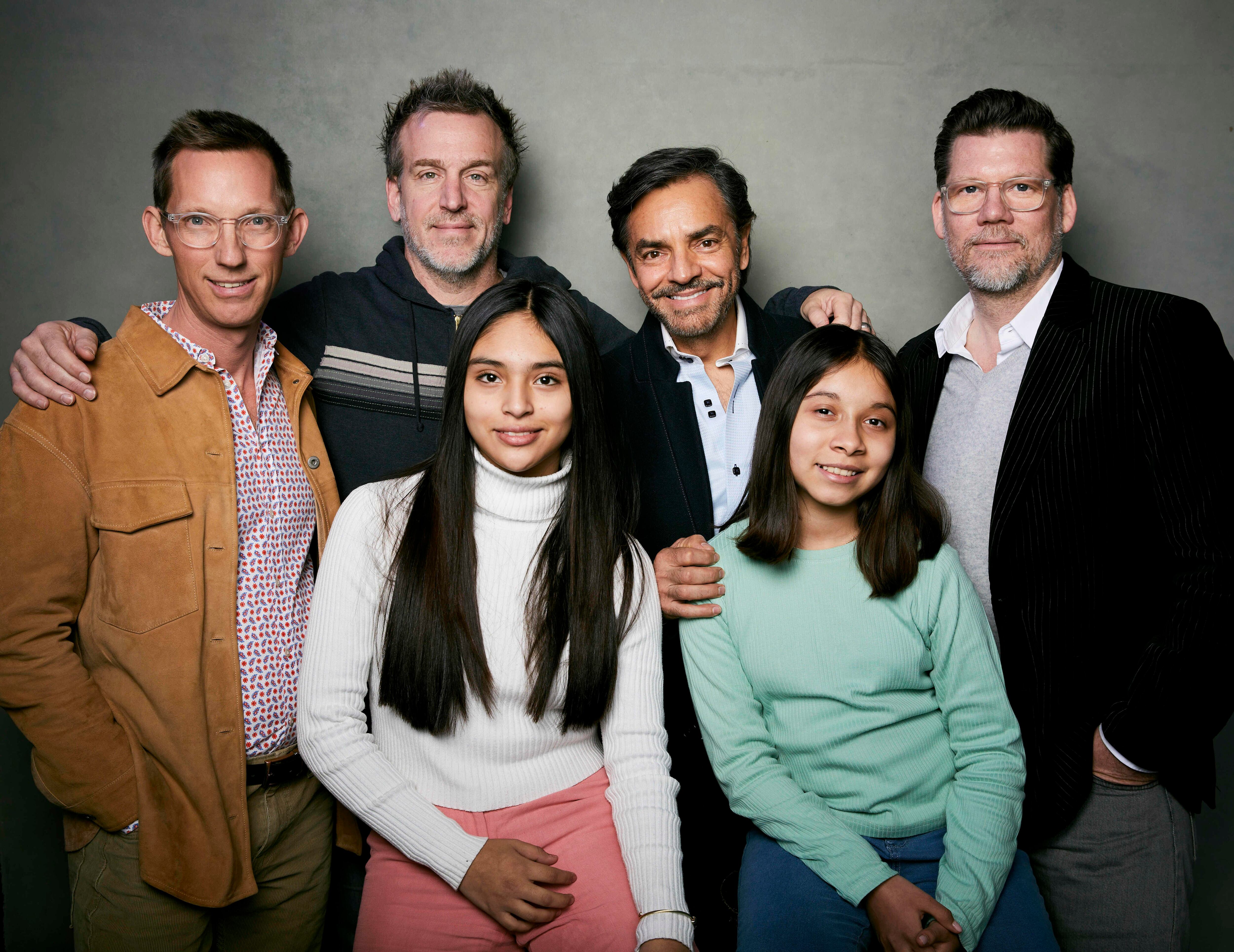 El productor Joshua Davis, fila posterior de izquierda a derecha, el productor Ben Odell, Eugenio Derbez, el guionista y director Christopher Zalla, Jennifer Trejo, fila del frente a la izquierda, y Mia Fernanda Solis posan para promover el filme "Radical" en Latinx House en el Festival de Cine de Sundance el 20 de enero de 2023, en Park City, Utah. (Foto by Taylor Jewell/Invision/AP)