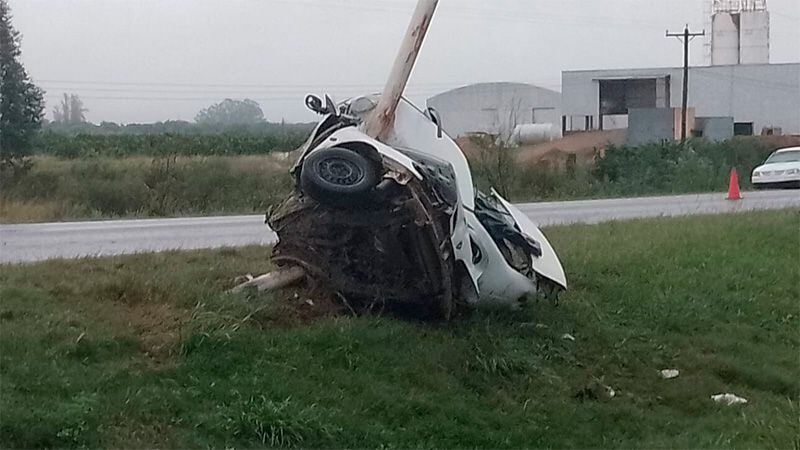 El joven a bordo del Renault Megane que conducía por la ruta provincial 2 se estrelló contra un poste de luz. Crédito: El Once