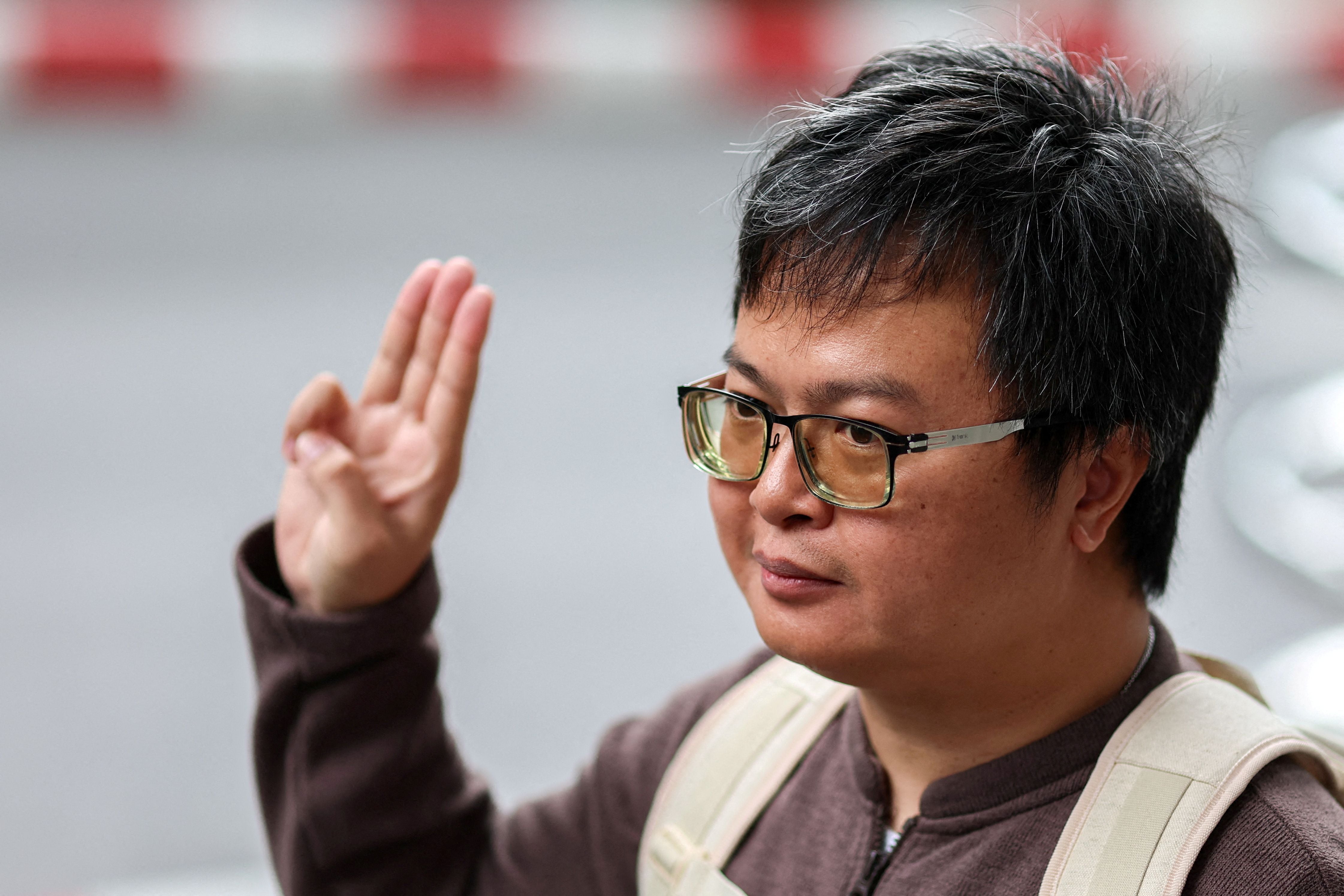 Arnon Nampa, un destacado activista y ex abogado de derechos humanos, saluda con tres dedos cuando llega antes del veredicto de un tribunal penal tailandés en un caso de presunto insulto a la monarquía, en el tribunal penal de Bangkok, Tailandia, el 26 de septiembre de 2023. REUTERS/Athit Perawongmetha/Foto de archivo