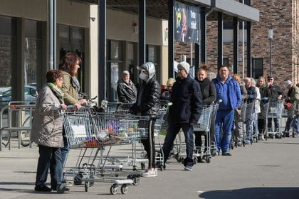 Varias personas hacen cola para entrar en un supermercado en Schulzendorf, cerca de Berlín, Alemania, durante la primera ola de contagios (REUTERS/Reinhard Krause)